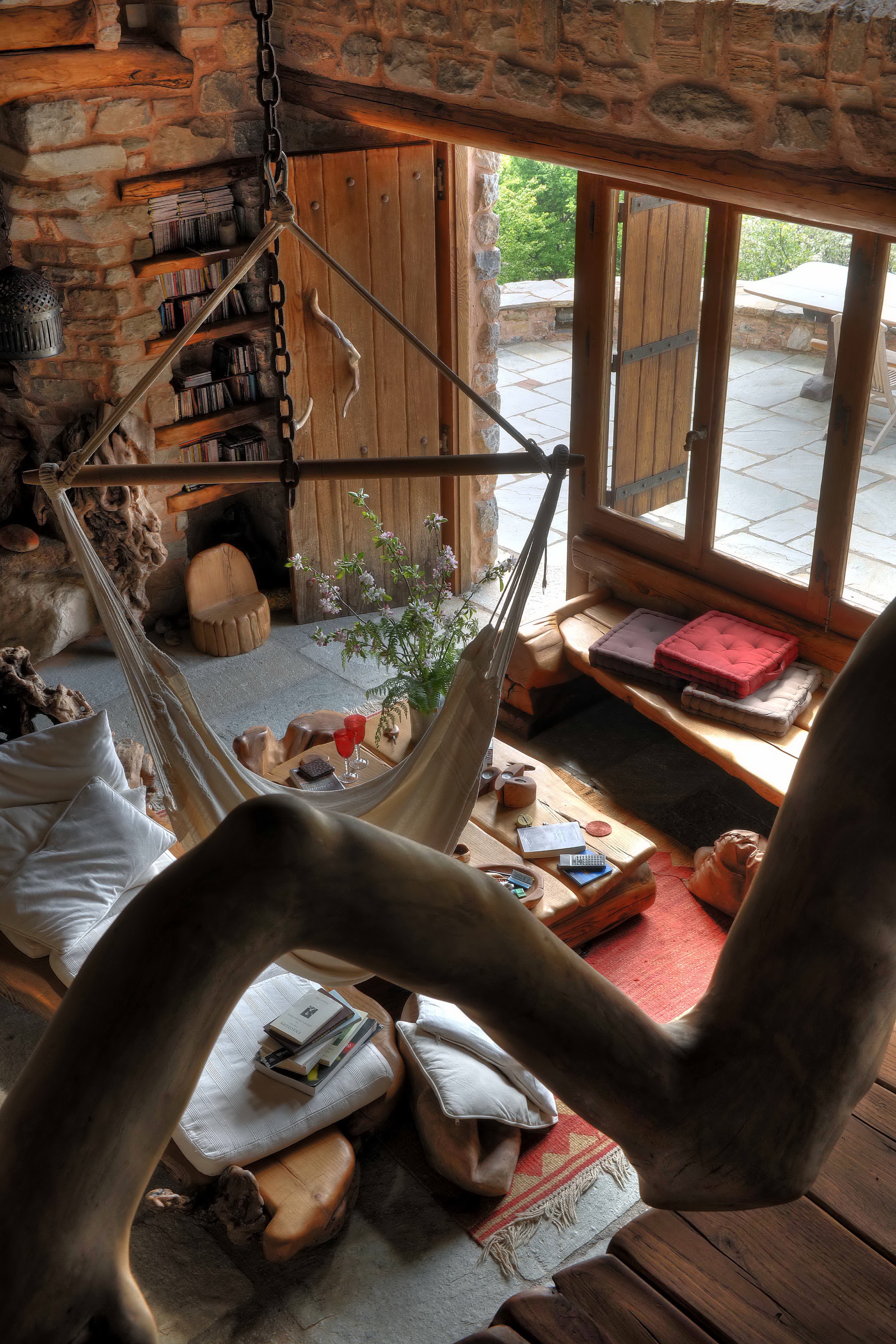 Pelion 山间混凝土石屋，融入自然的简约生活-29