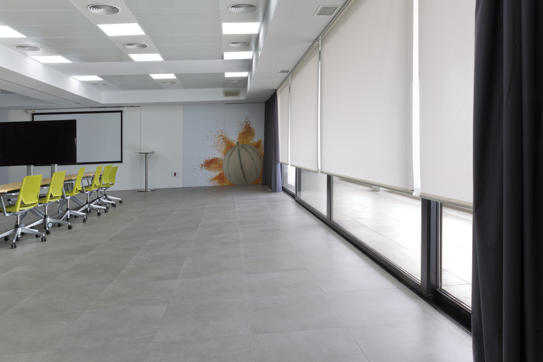 现代西班牙办公室的舒适卷帘设计-12