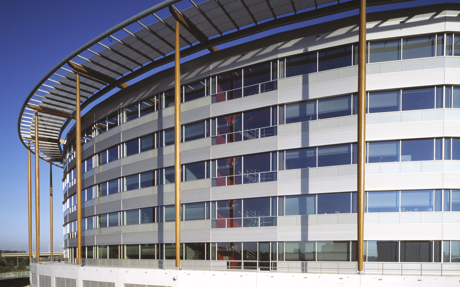 荷兰奔驰总部 | 现代简约与功能性的完美结合-2