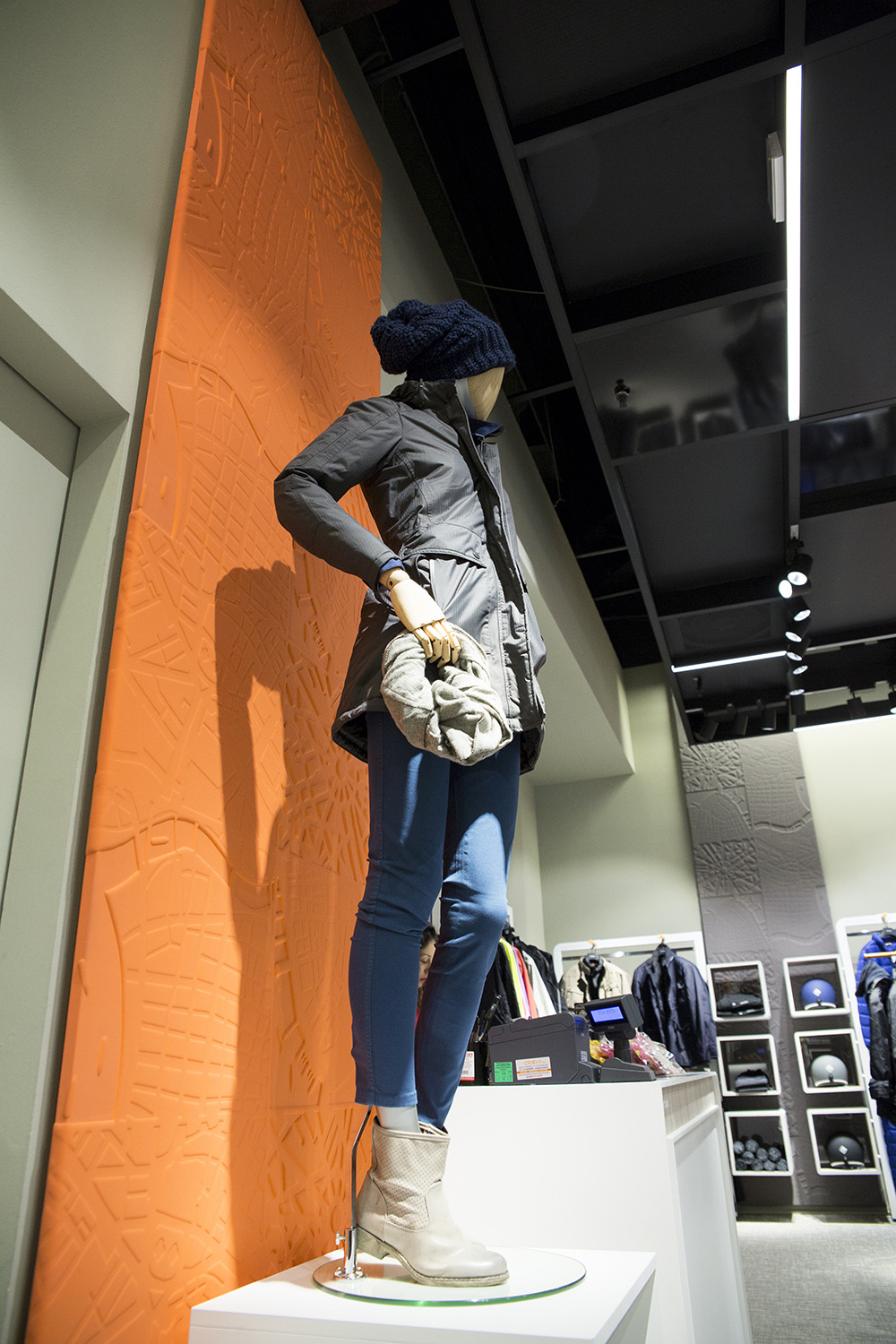 米兰风格都市骑行品牌店设计-12