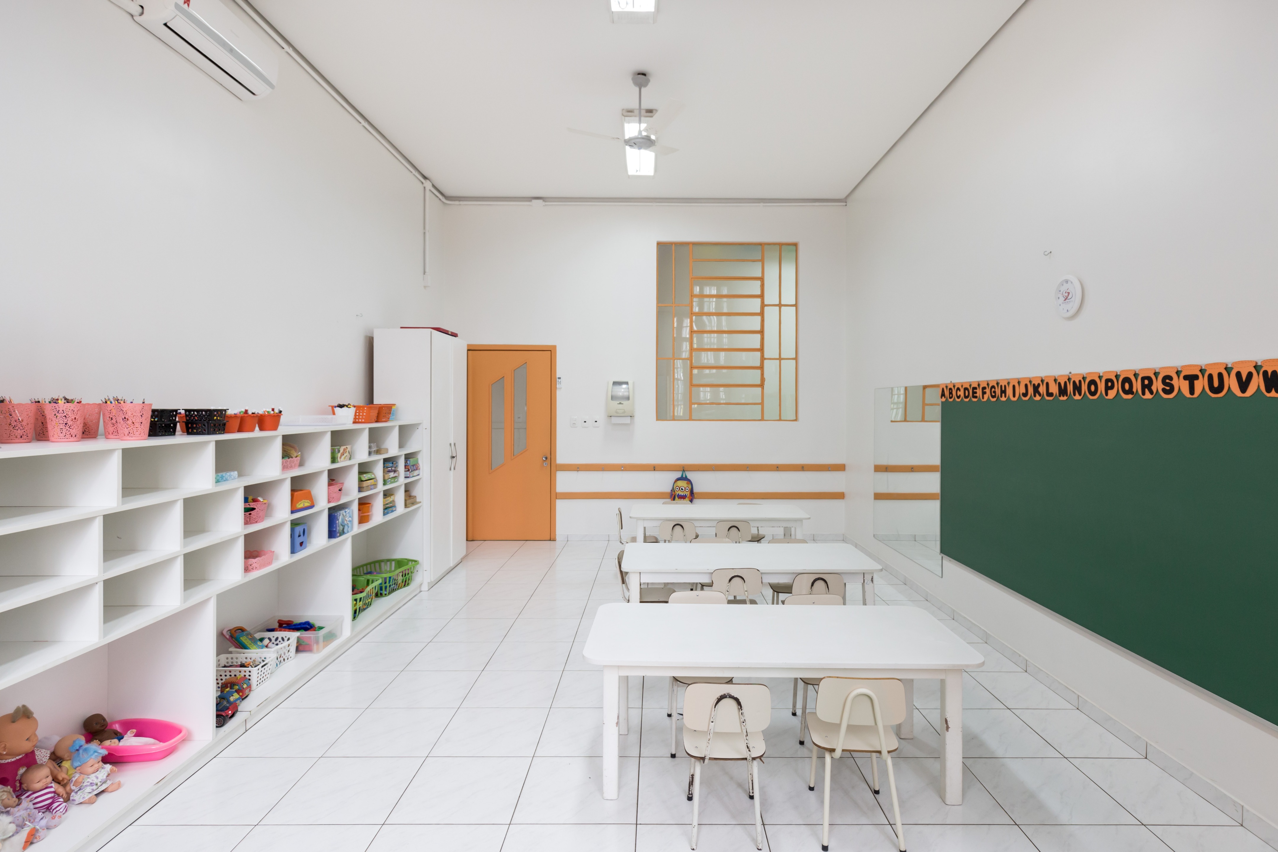 巴西幼儿园色彩斑斓的空间设计-25