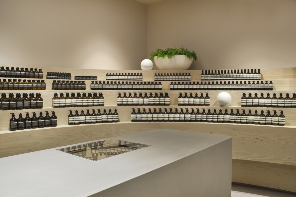 德国杜塞尔多夫伊索书店,金色曲线与户外广场融为一体-4