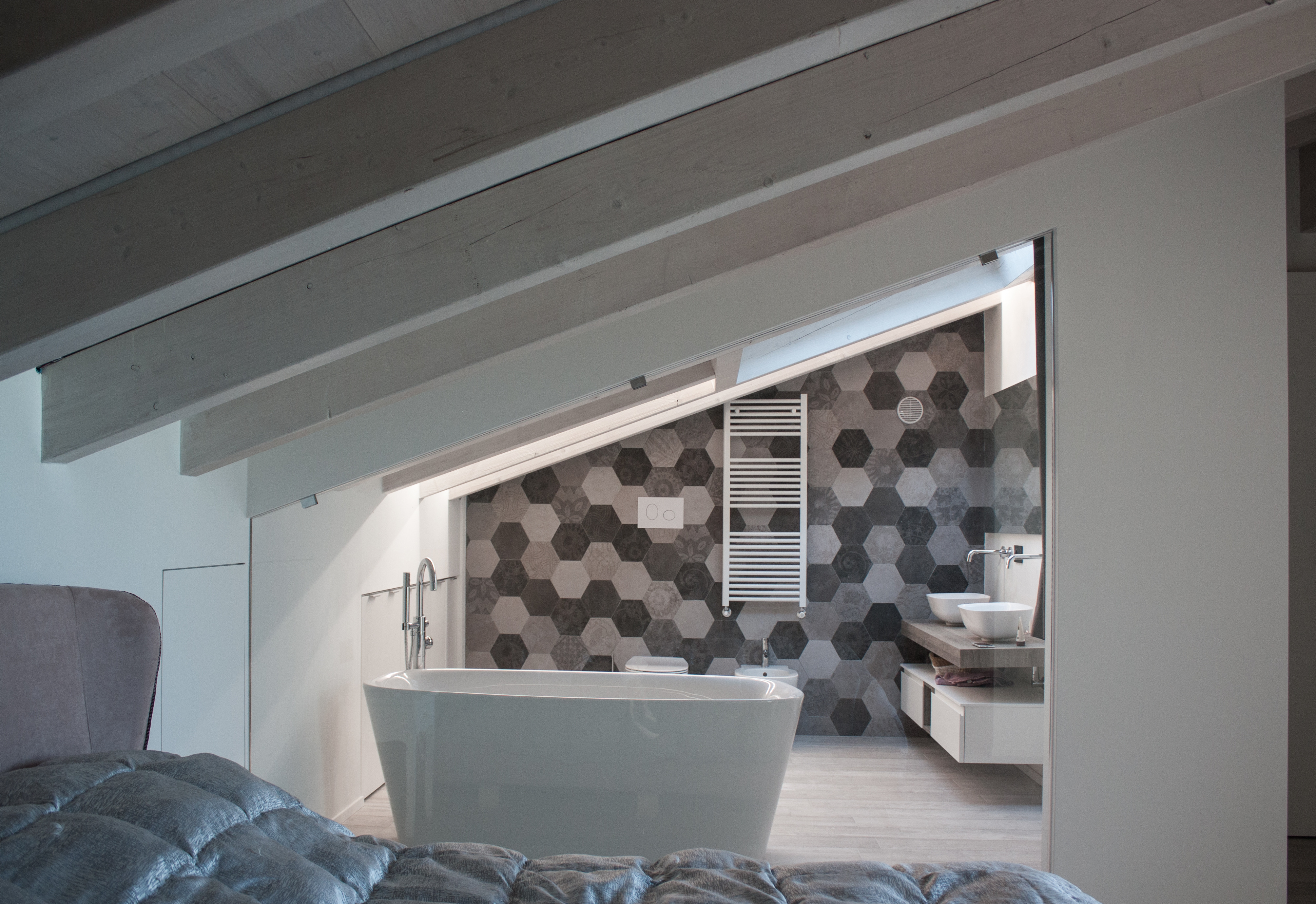 CASA 0138 现代公寓设计 | 开放式厨房与透明浴室成焦点-1