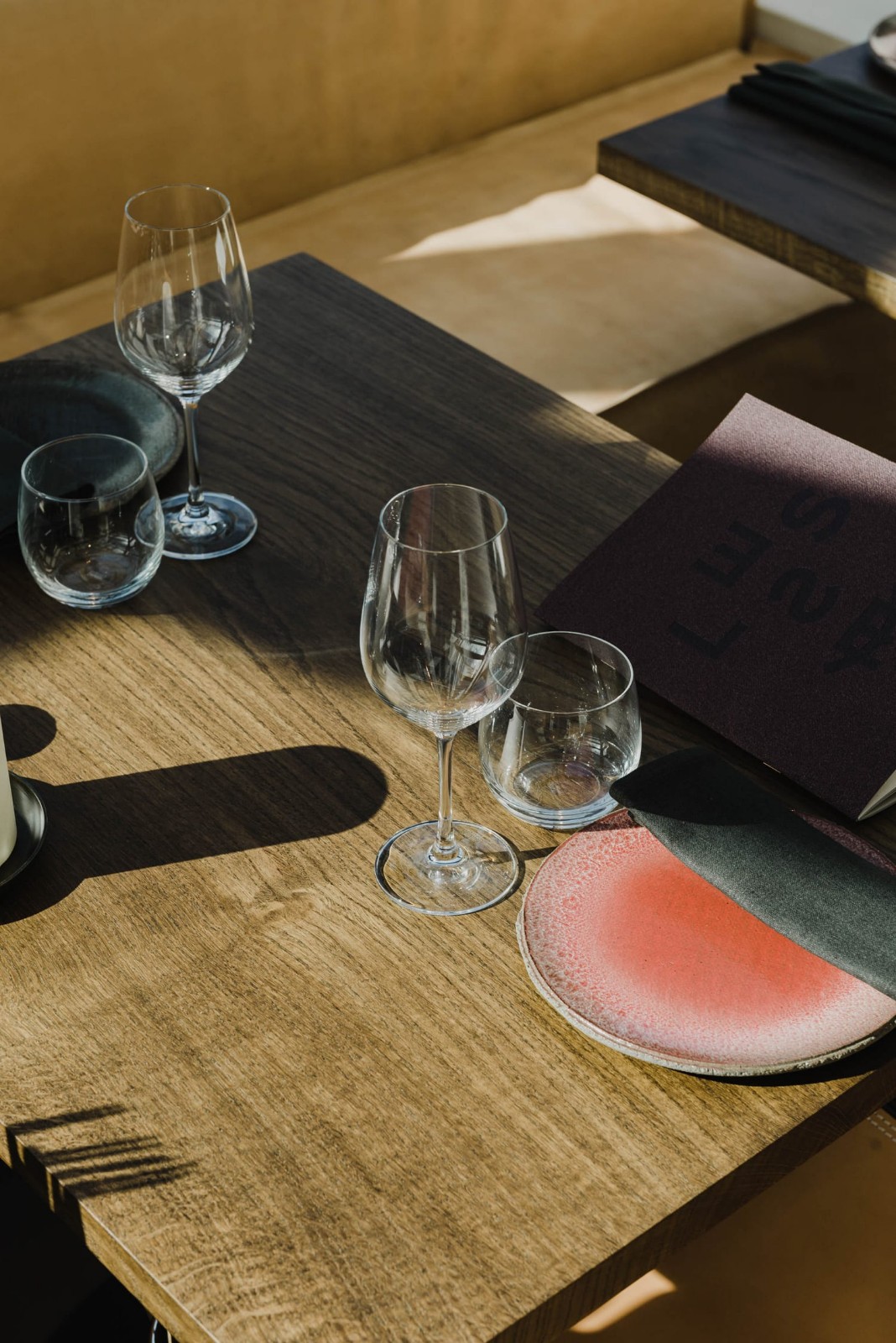 布鲁日 L.E.S.S 餐厅 | 现代木质餐饮空间-6