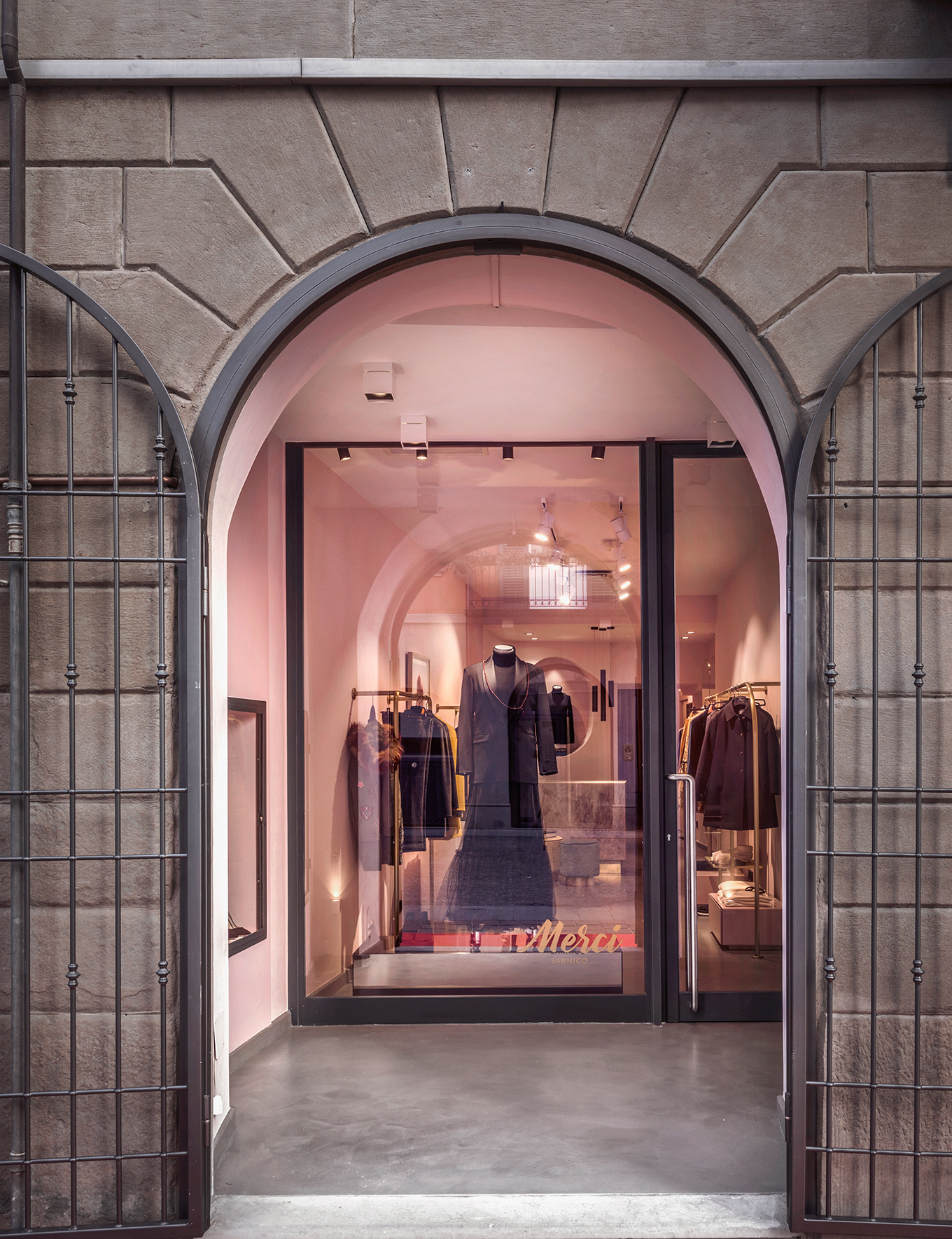 巴黎粉色系女性服装店设计-8