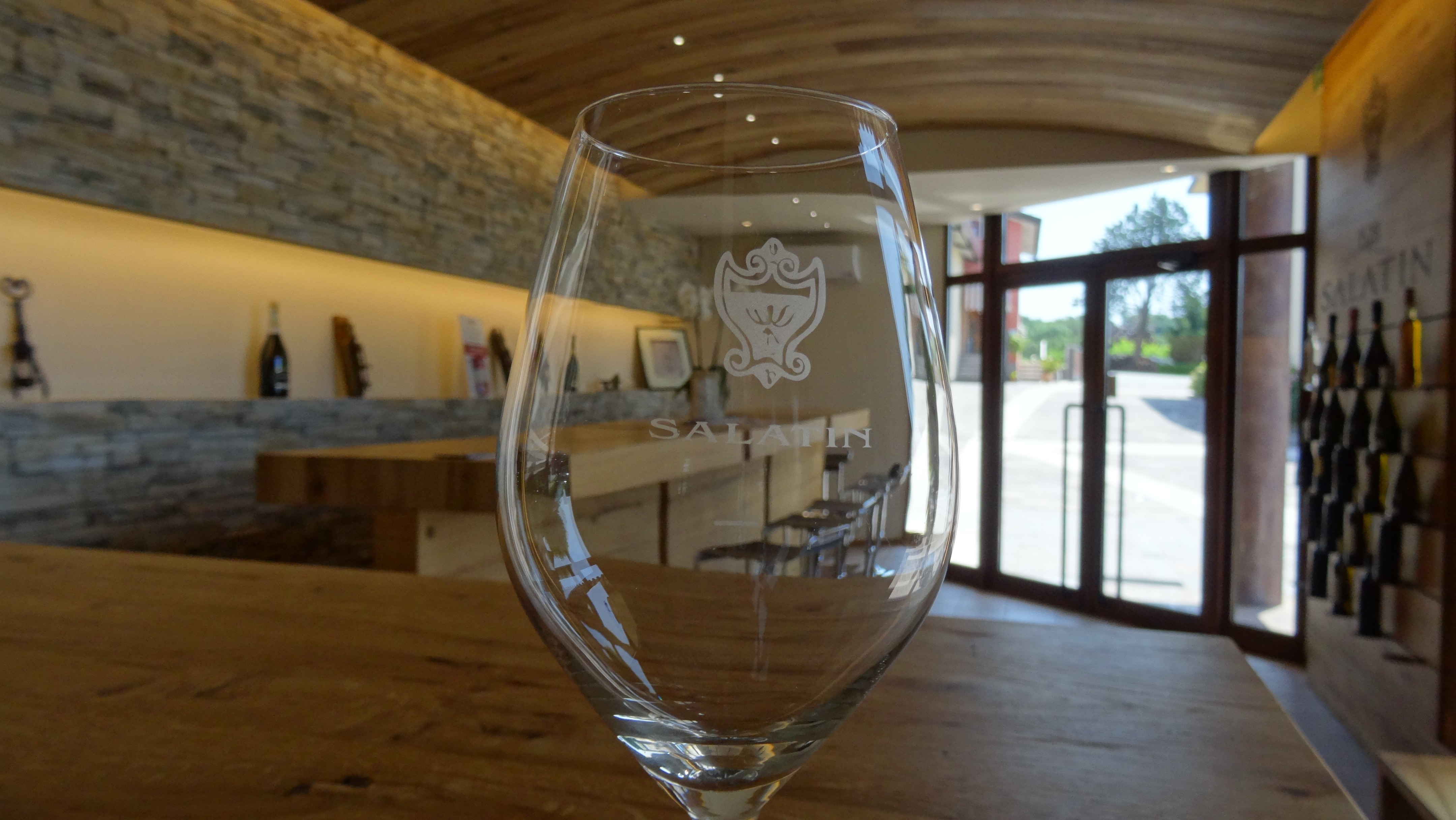 获奖酒庄打造品酒室，古董橡木诠释意大利风情-16