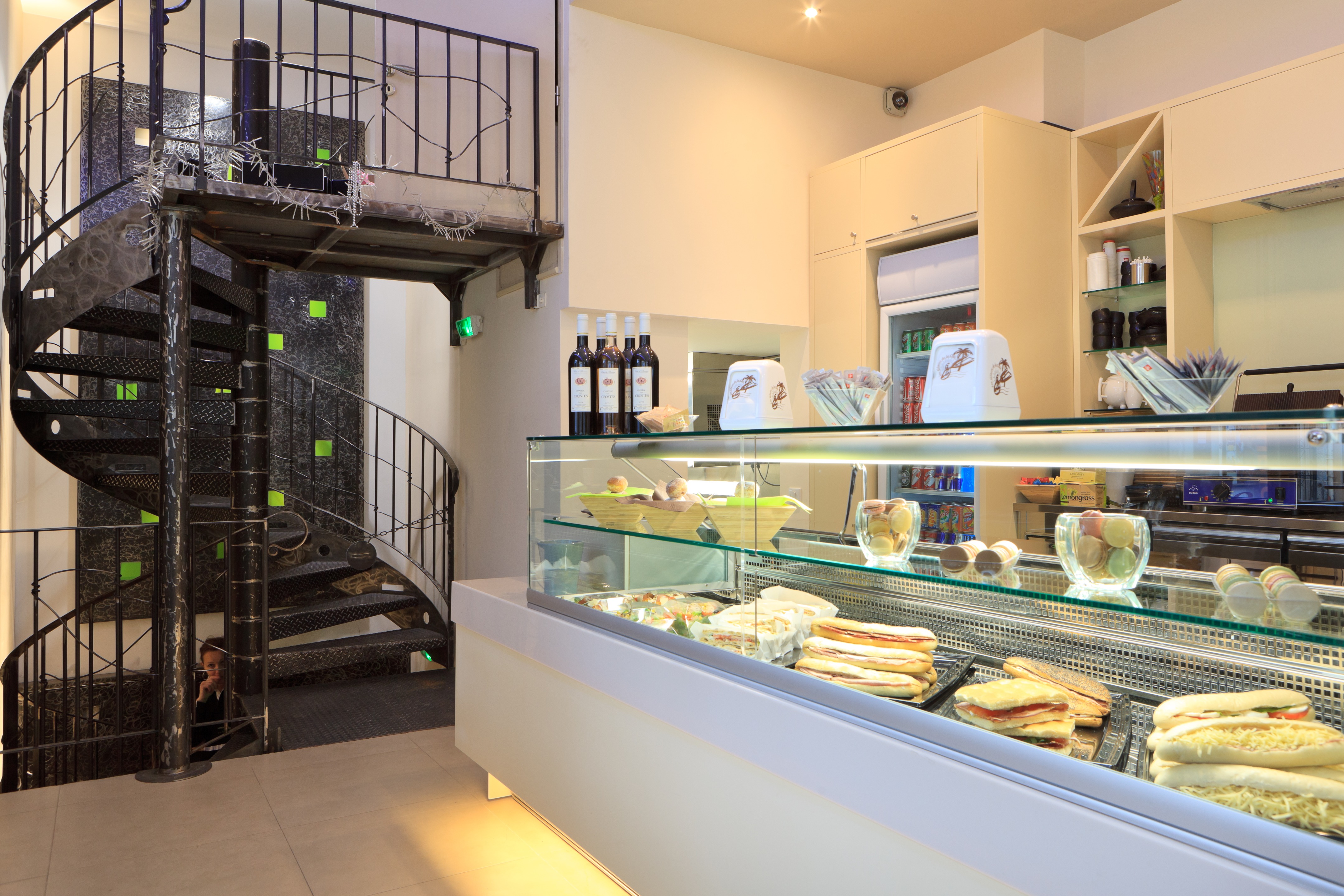 2010 年完成的 Cafè des 2 L 酒吧室内设计案例-4