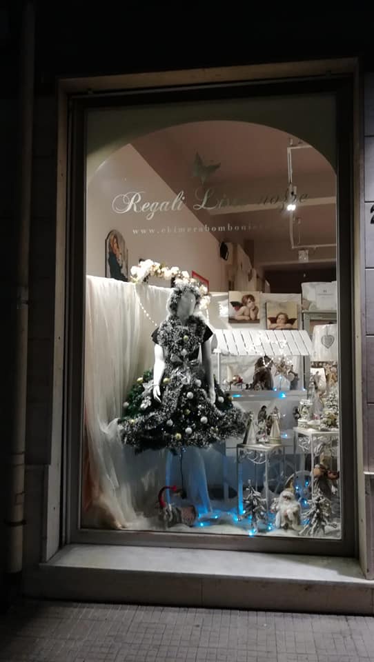 量身定制货架的 110 平米店铺翻新设计-0