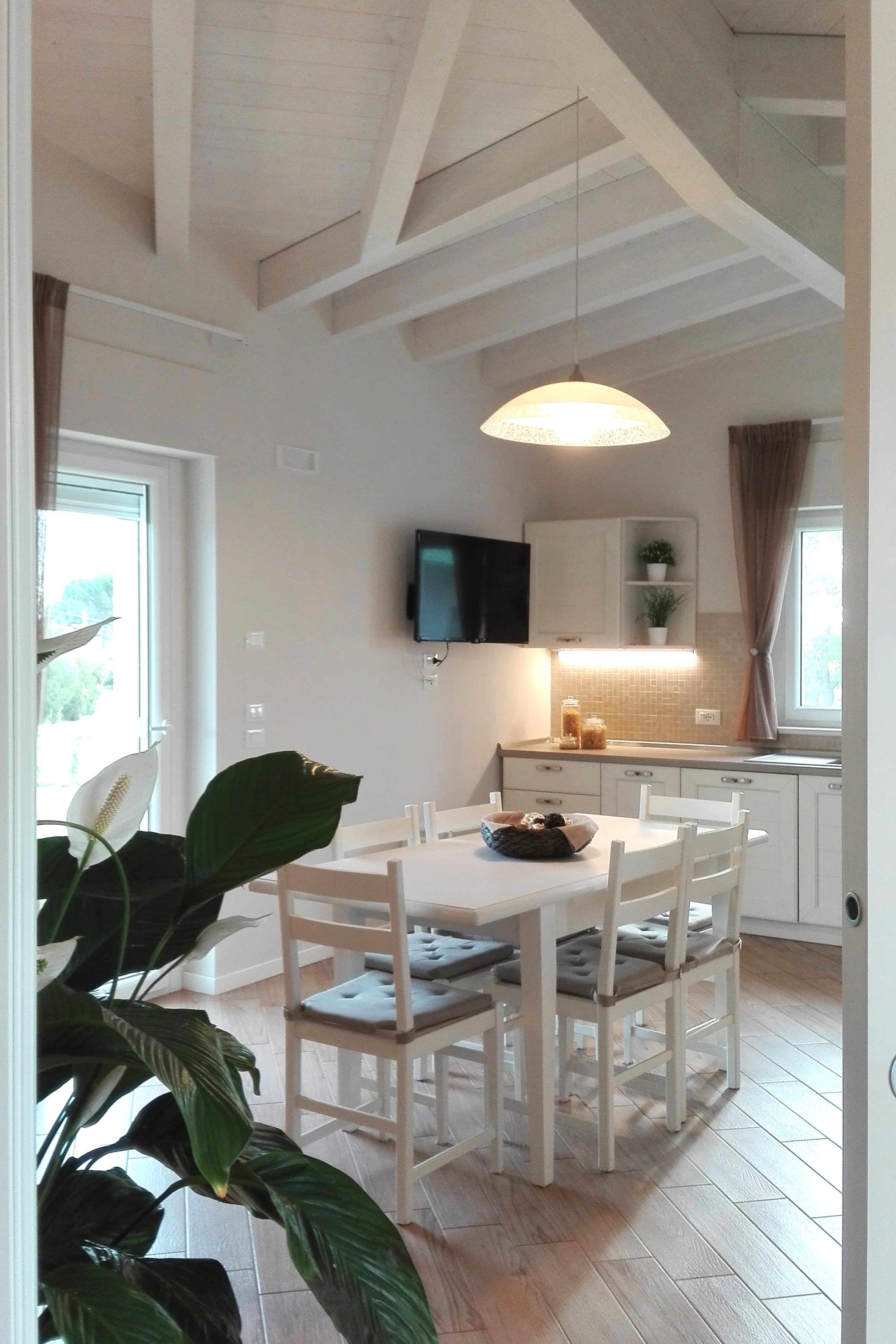 绿色山丘中的家庭住宅 T-24