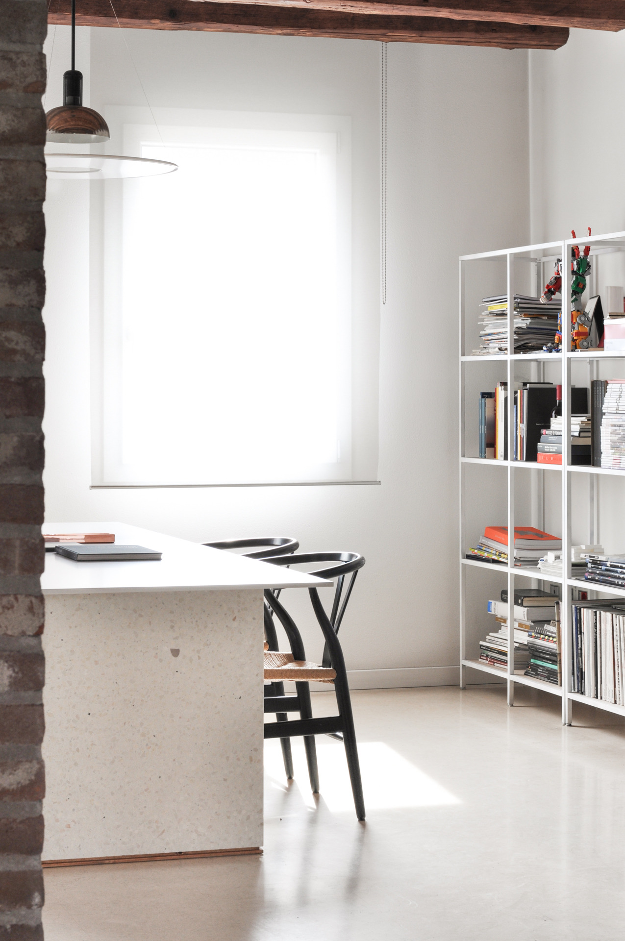 极简纯白桌子设计-7