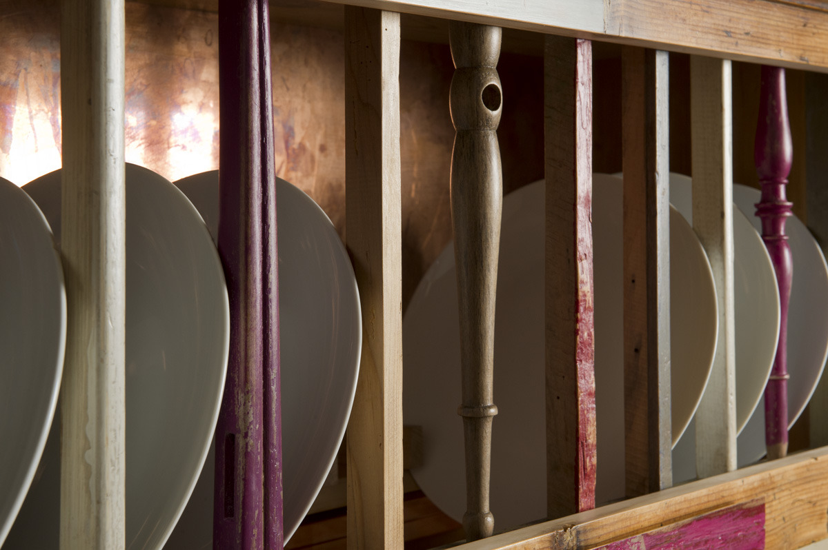 颠覆传统的乡村风格木制餐具柜-19