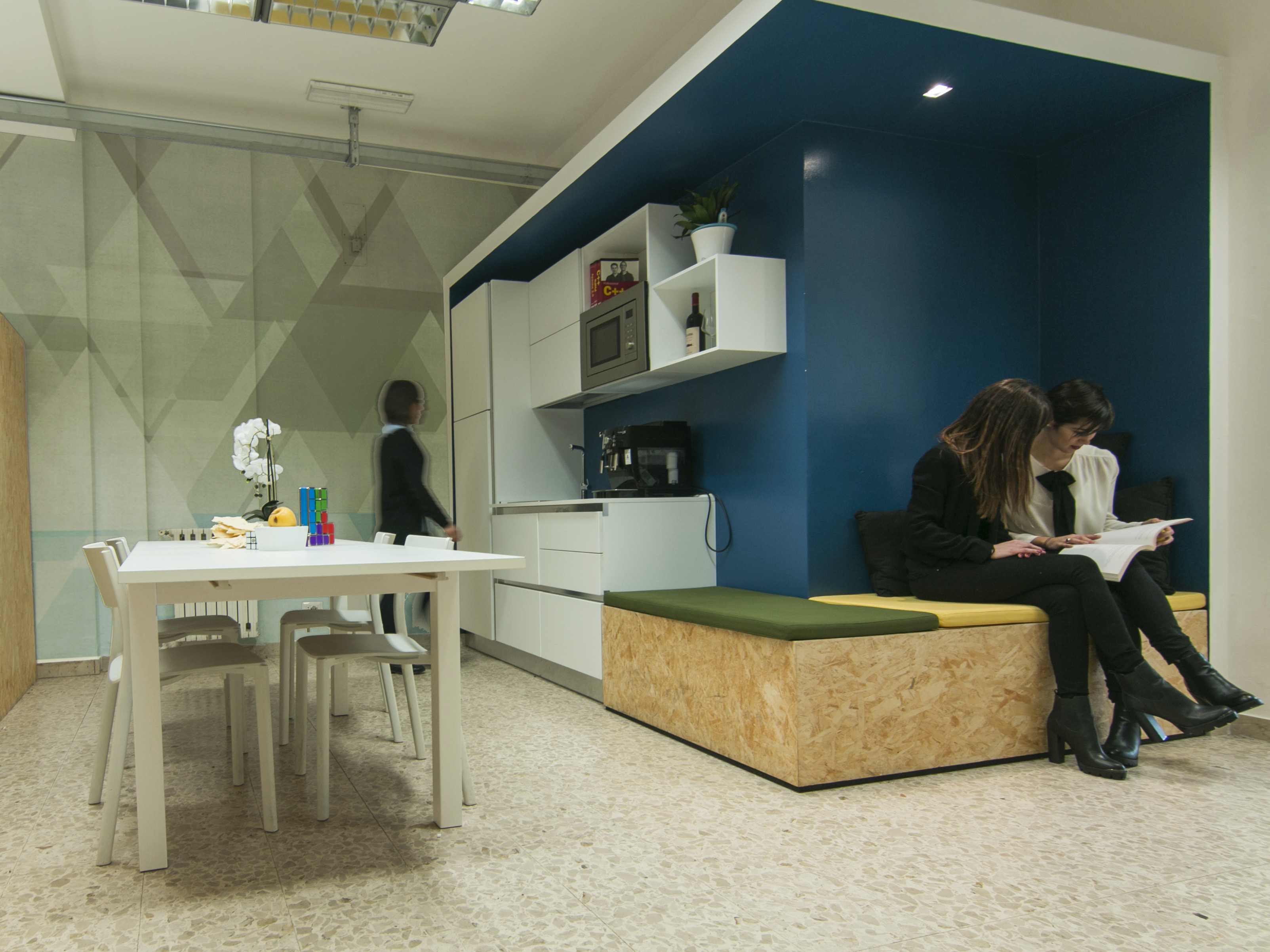 定制 OSB 隔板打造灵动办公空间-9