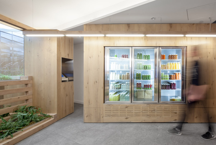 千克工作室为多伦多果汁吧设计雪松内饰-6