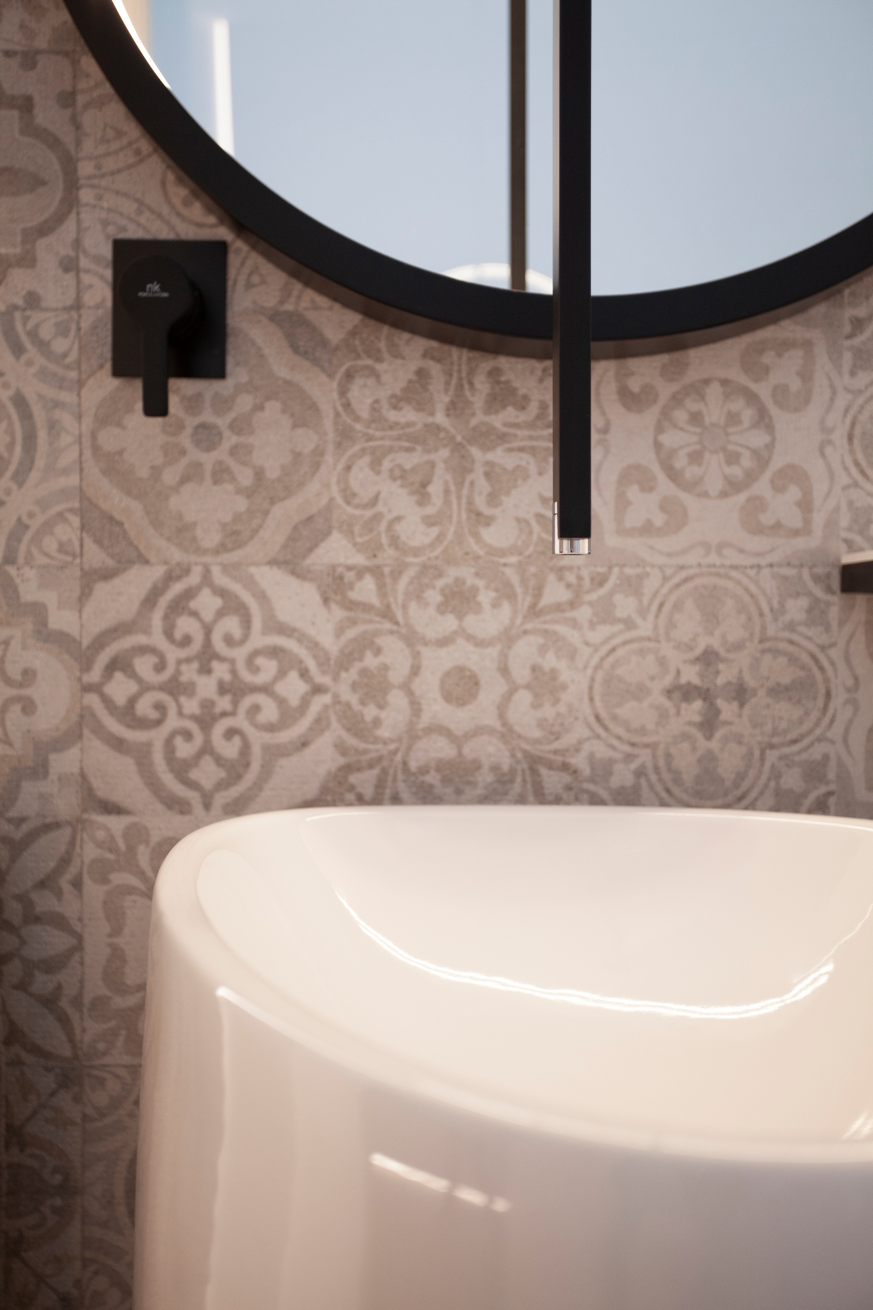 极简风格顶层公寓，温暖木质地板与经典黑白浴室设计-36