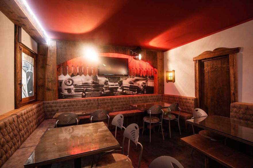经典美式酒吧焕新颜,致敬汽车赛事-2
