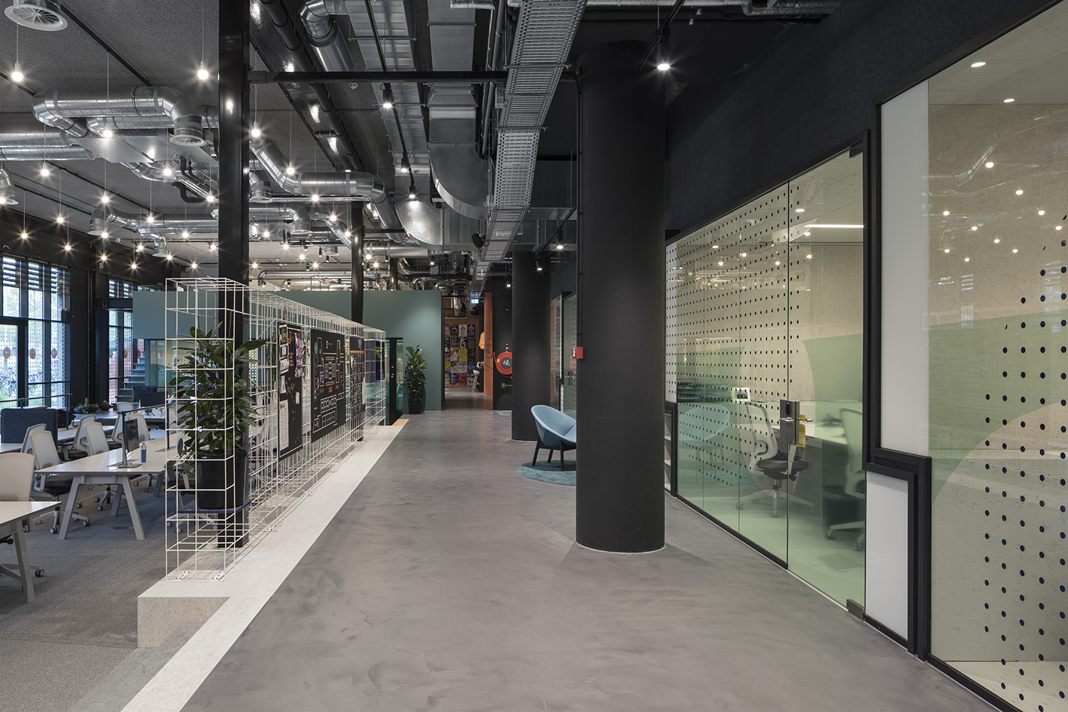 Amsterdam 地标建筑变身创意共享办公空间-8