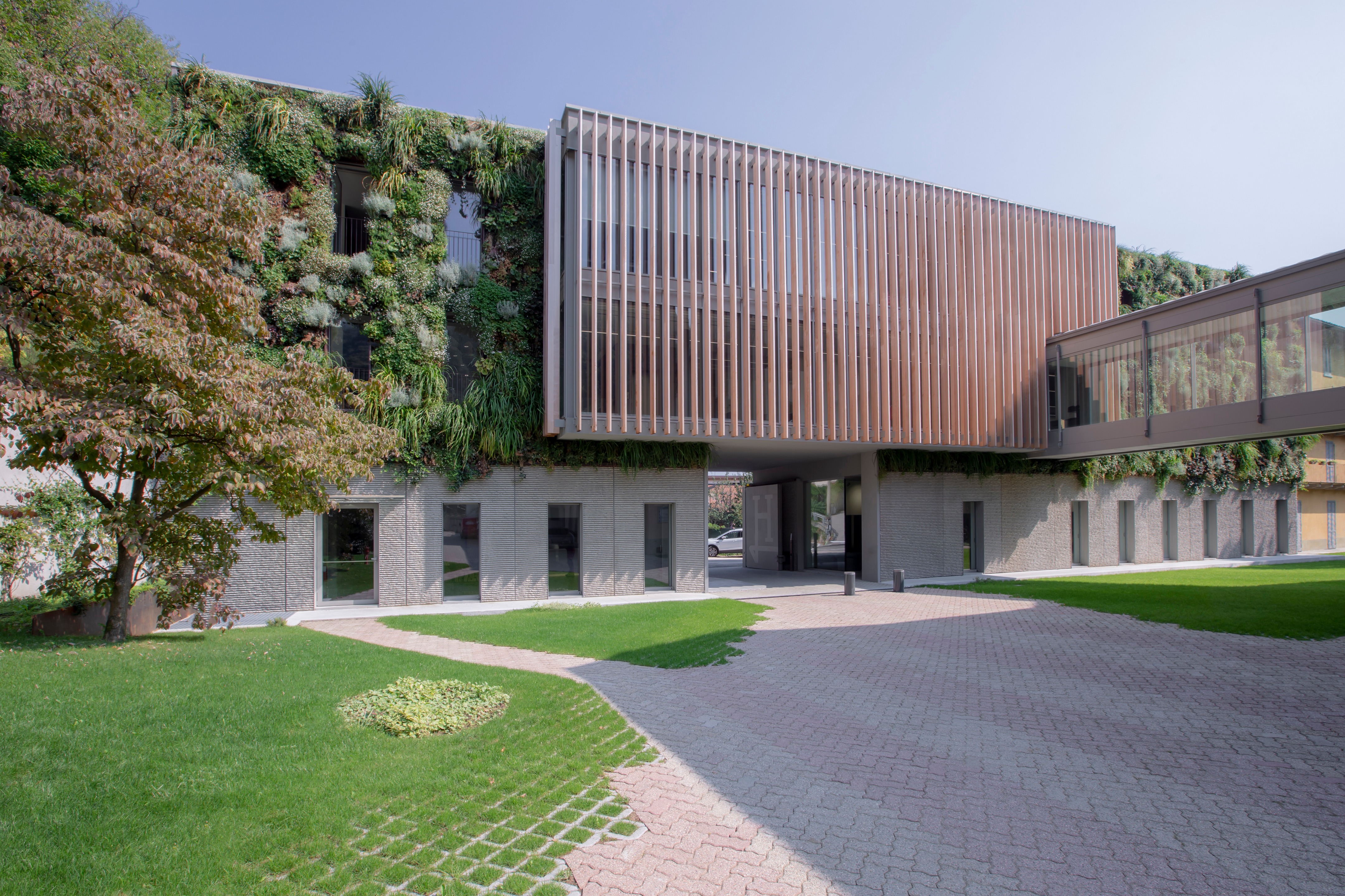 意大利品牌 Herno 总部个性楼梯设计-1