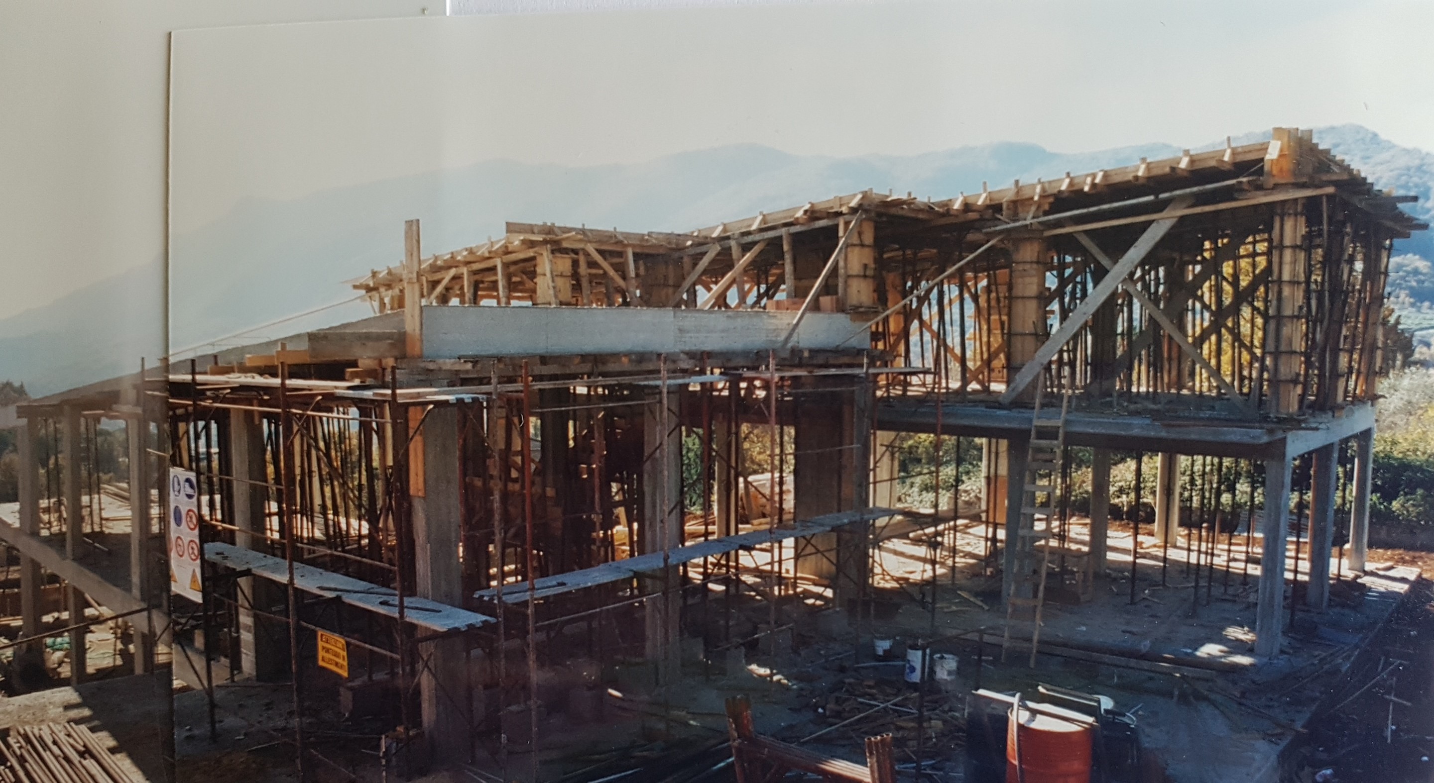 意大利橄榄树丛中的双层别墅设计-62