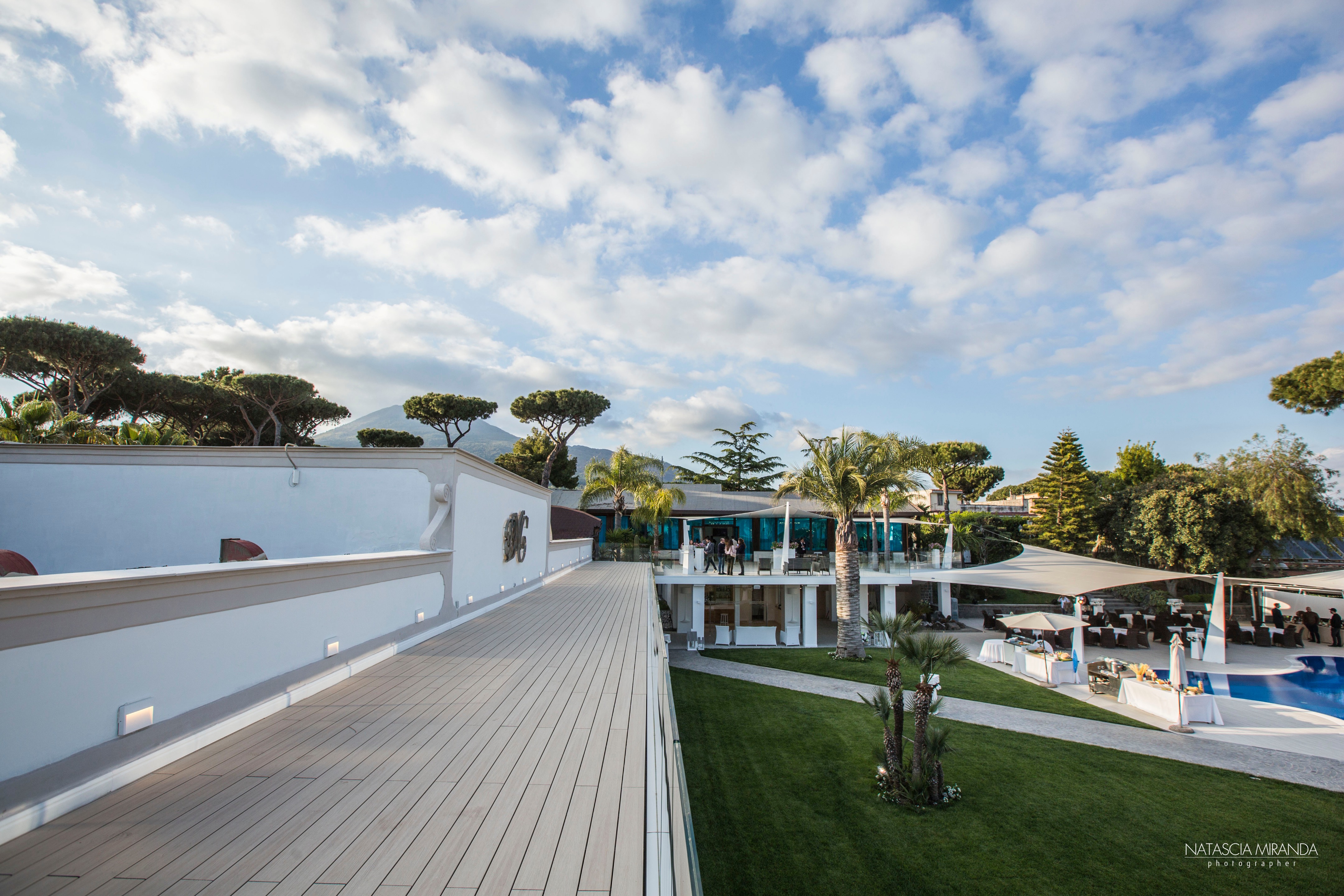 融合自然与建筑的蓝马林俱乐部餐厅设计-7