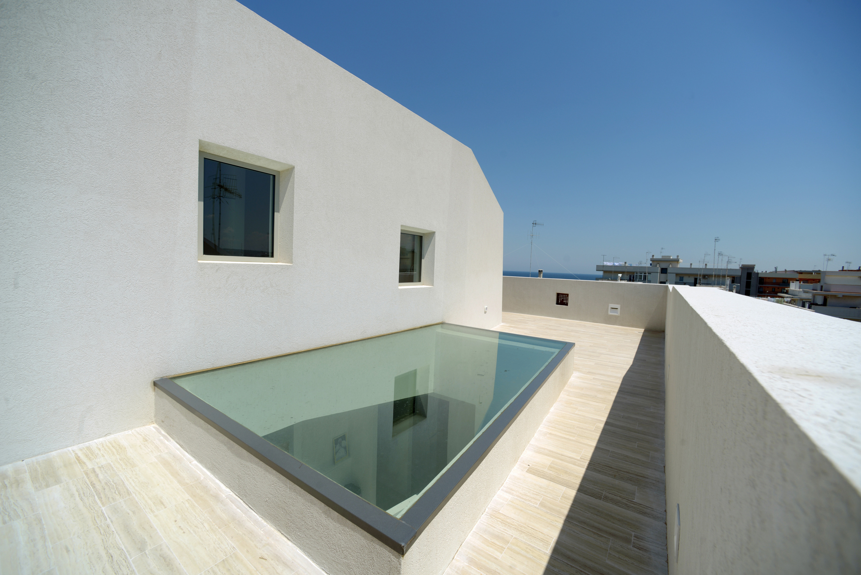 岩石中的三层住宅-22