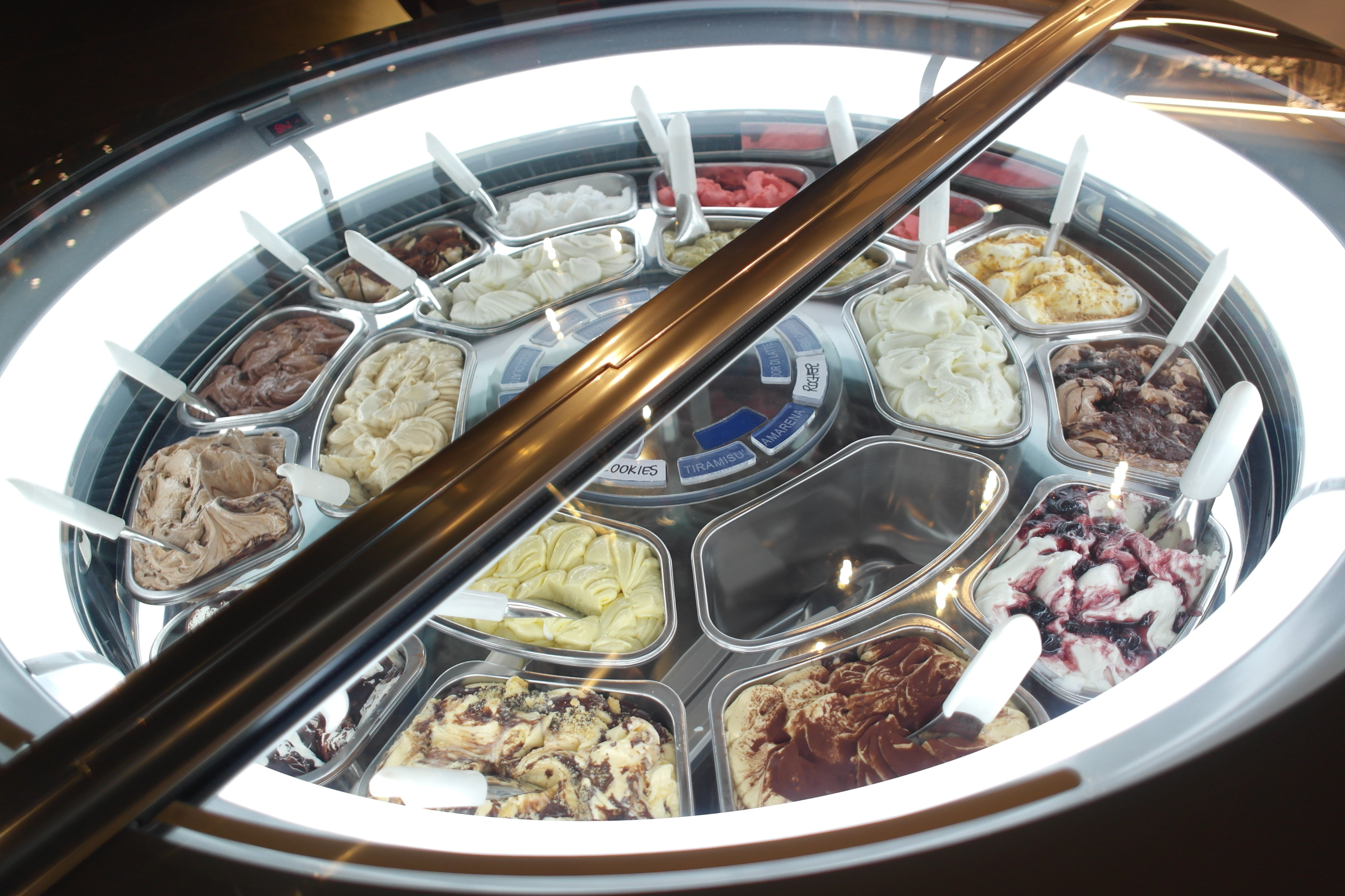 创意玩具店里的意大利手工冰淇淋-9