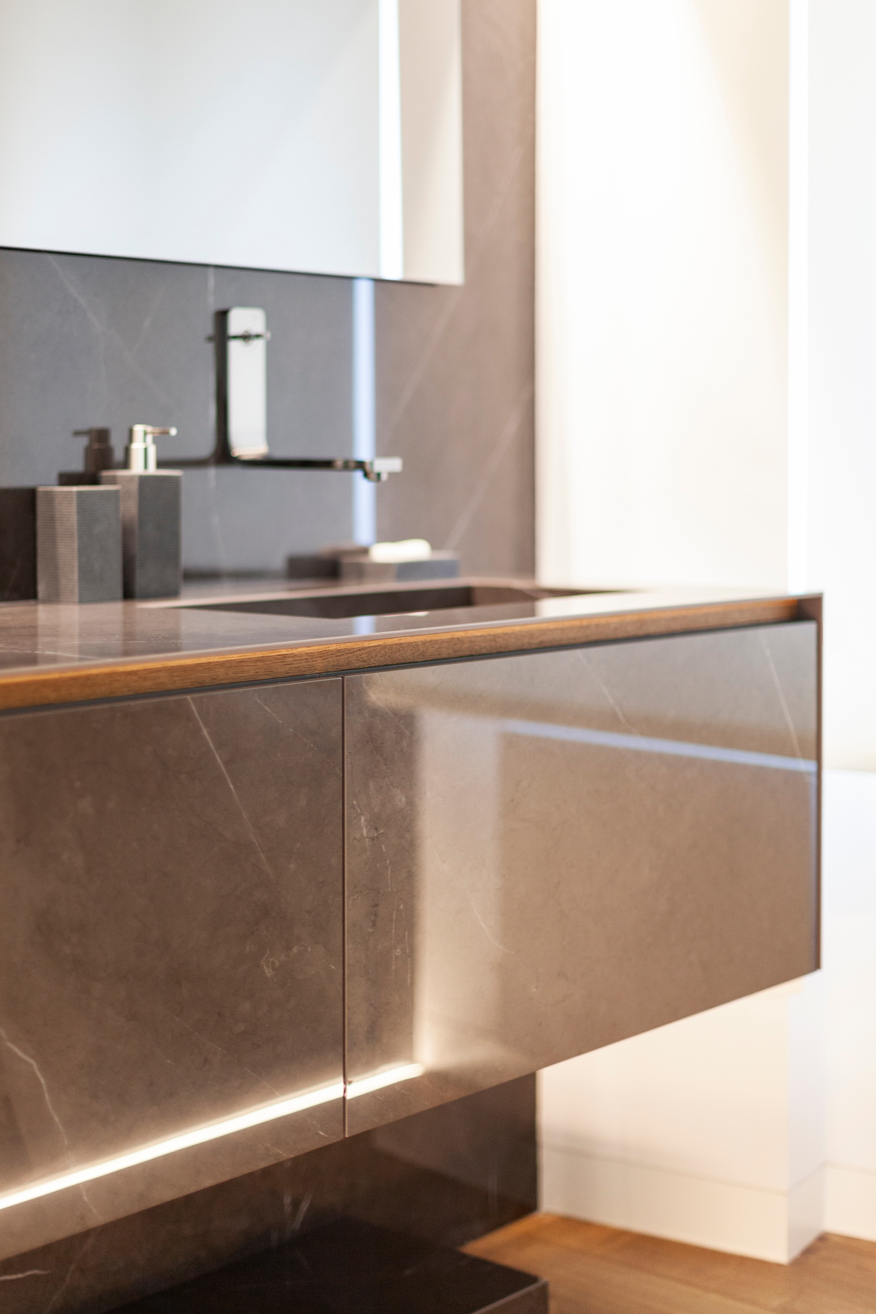 极简风格顶层公寓，温暖木质地板与经典黑白浴室设计-24