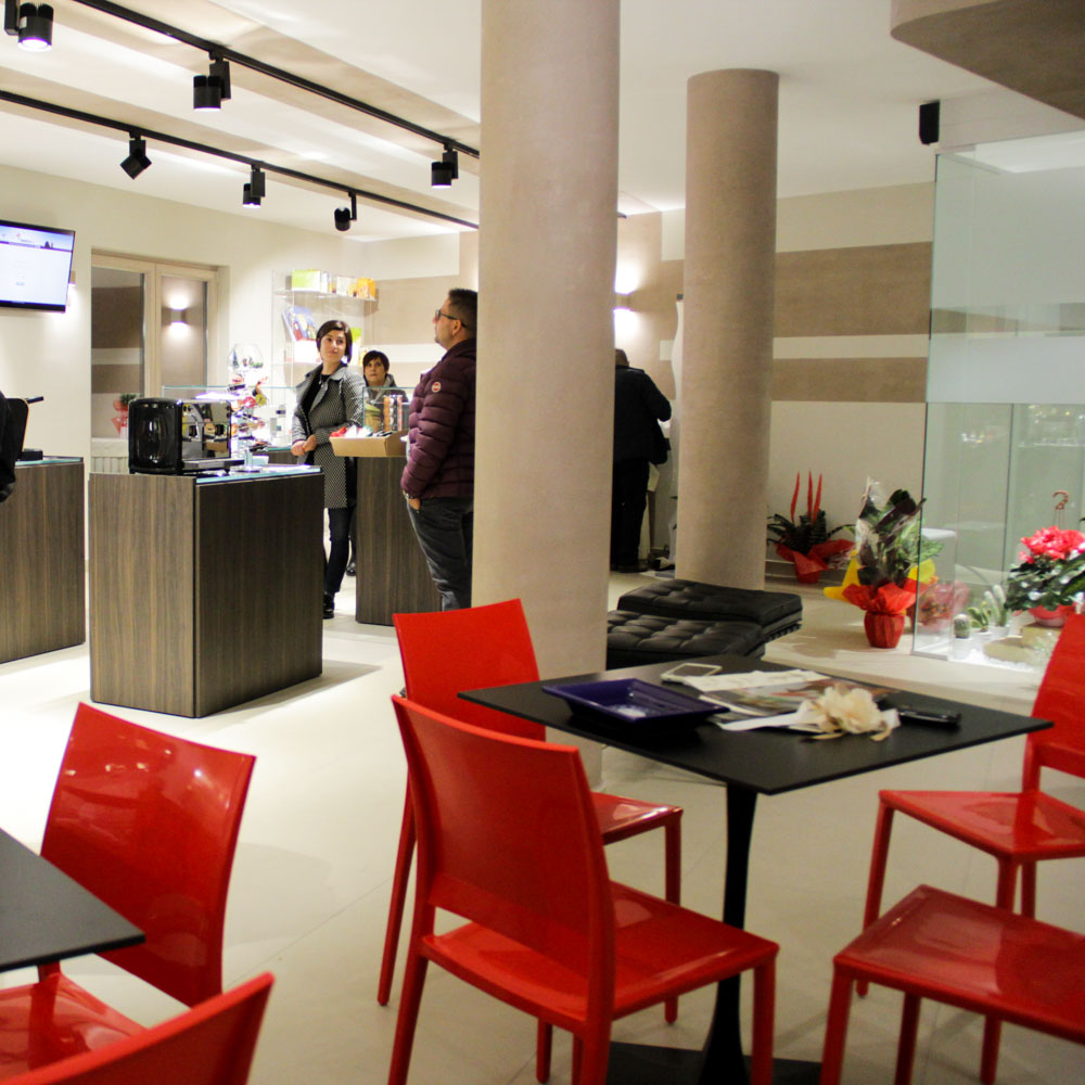 优雅珠宝般的咖啡店设计-3