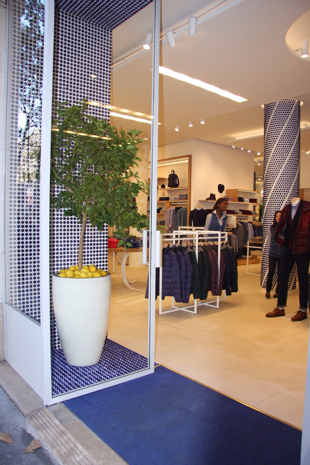 法国 Harmont&Blaine 旗舰店陶瓷点阵装饰-1