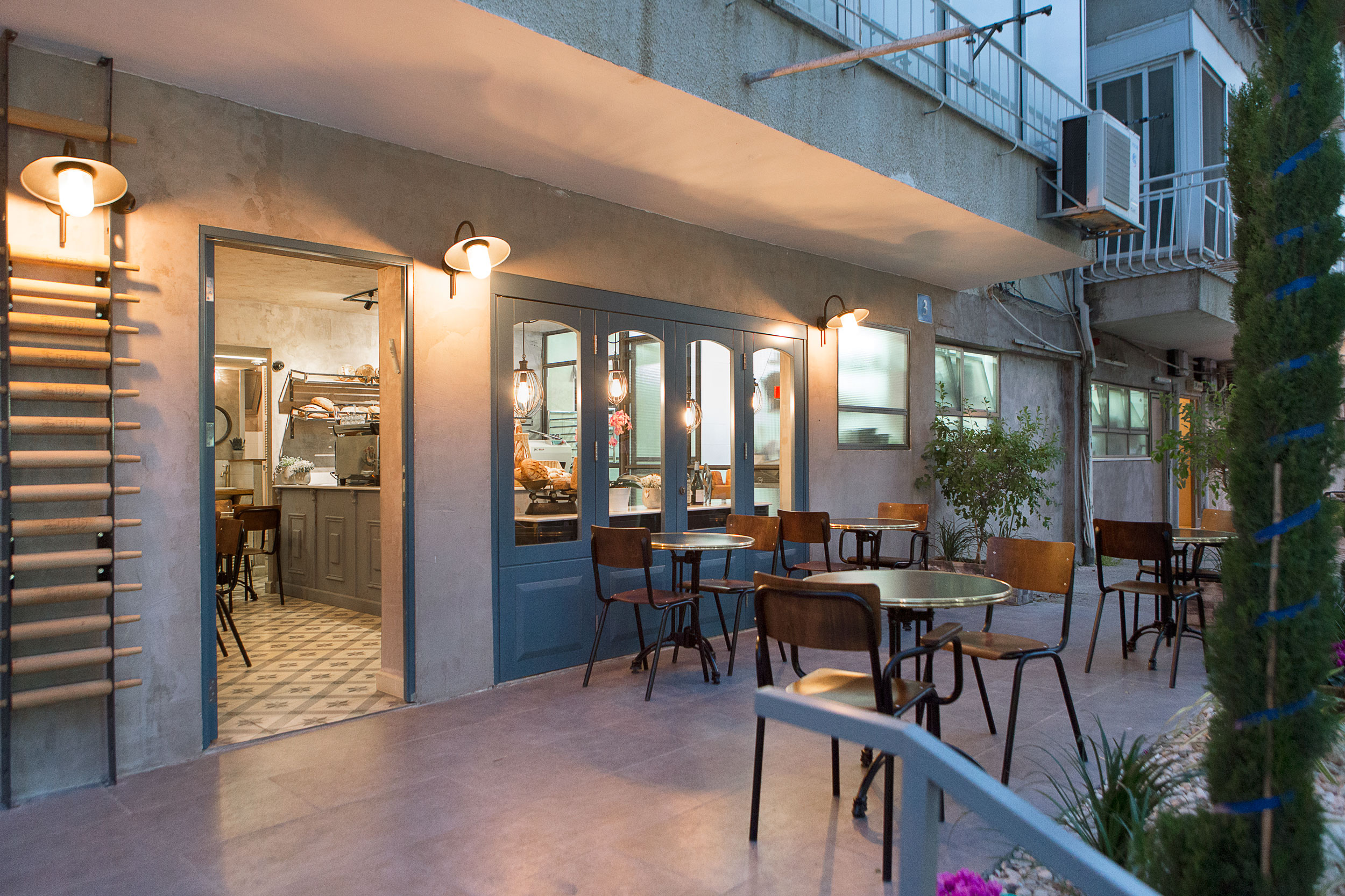 金属木质元素打造的现代烘焙咖啡厅-18