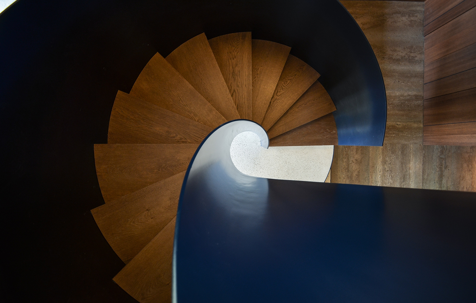 2018 年完成的意大利 60 年代住宅翻新设计-15