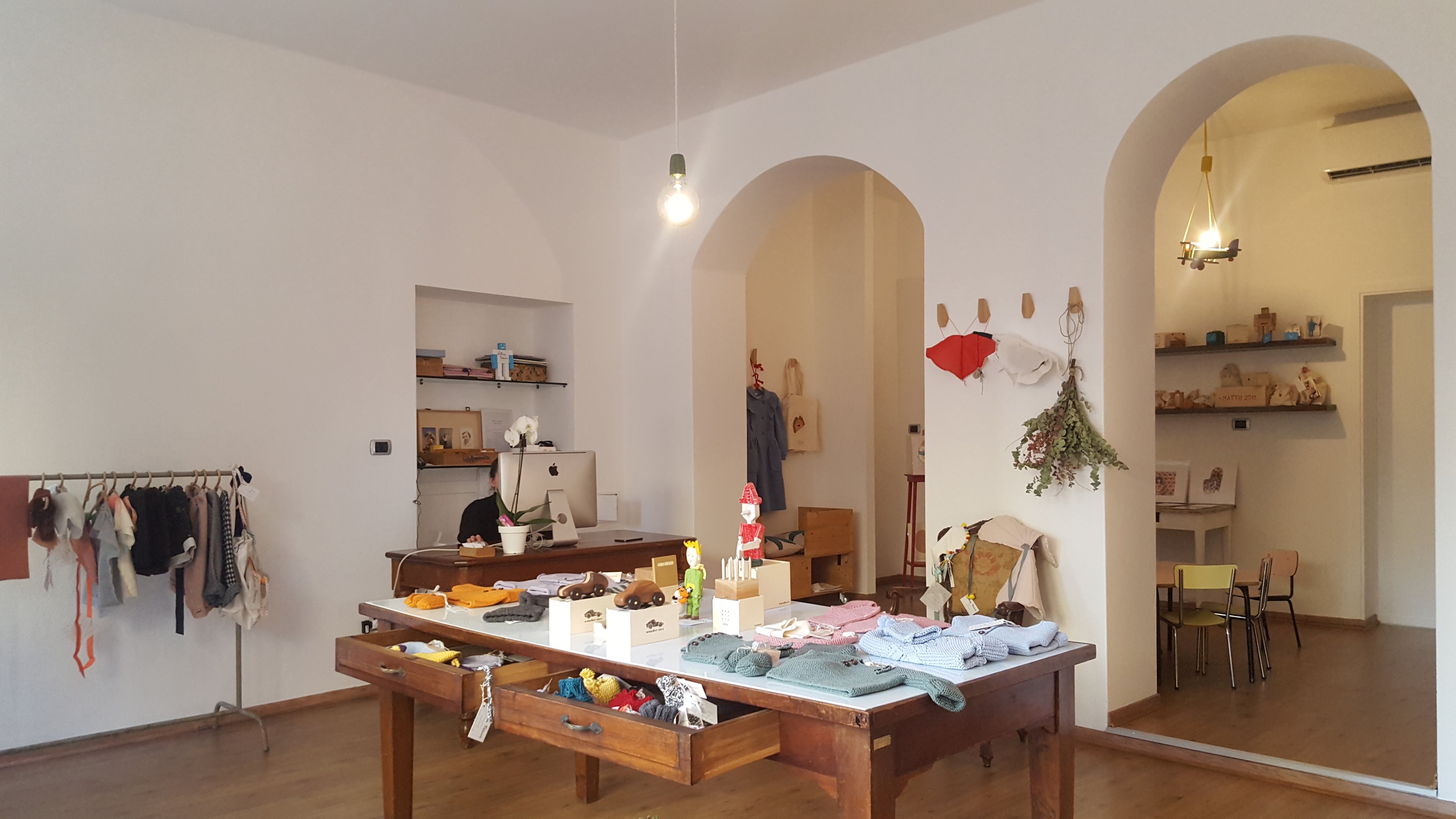 历史建筑中的现代奶制品店-3