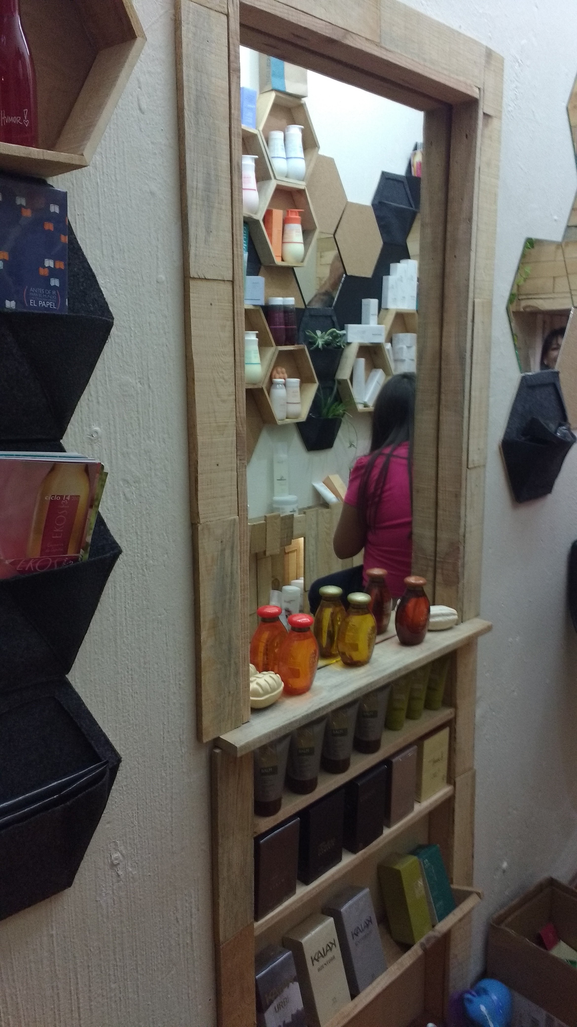 环保可持续的香水化妆品店设计-20