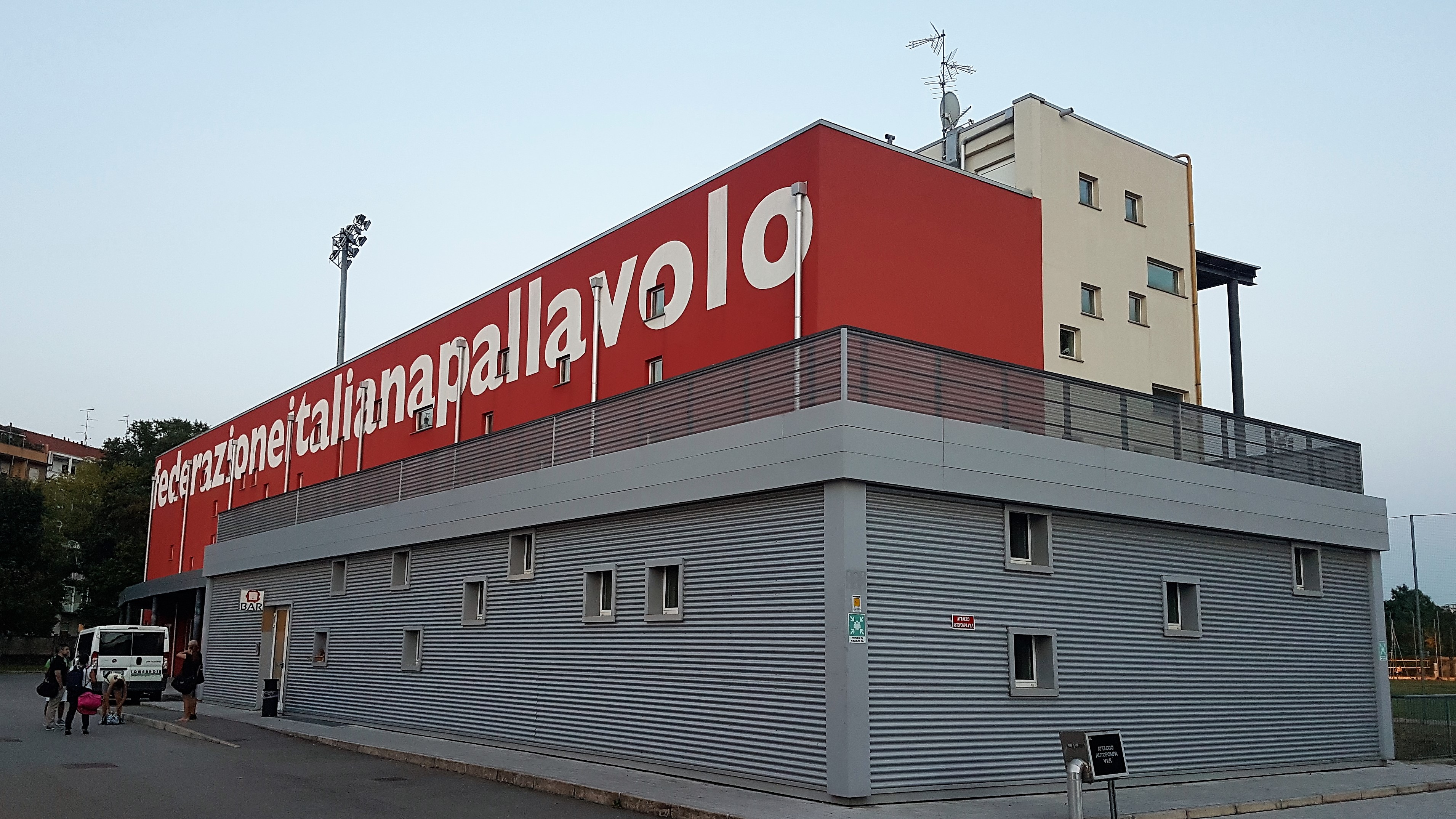 波浪型金属立面打造动感体育中心-3