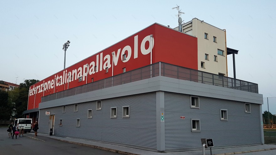 波浪型金属立面打造动感体育中心-3