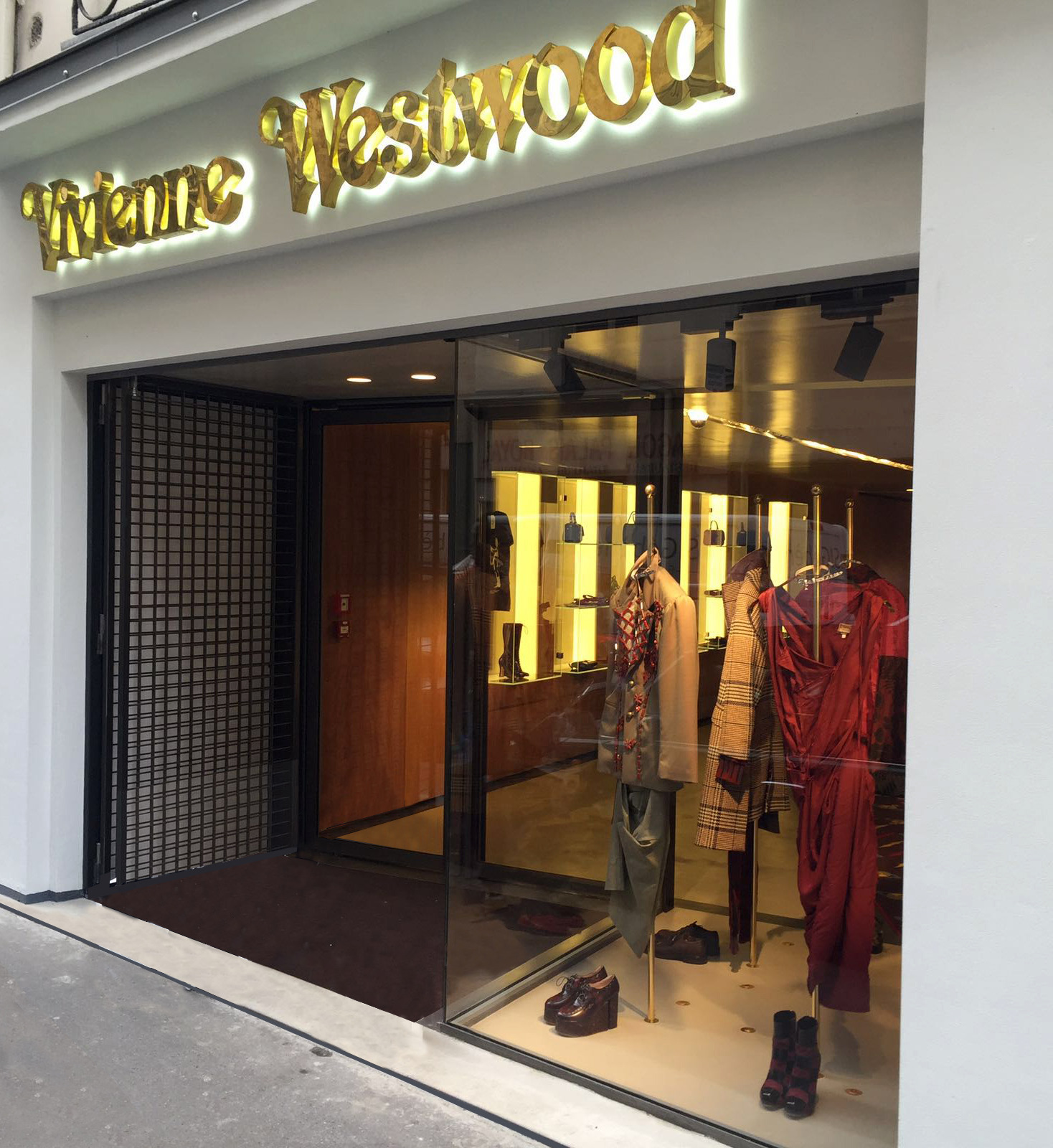 巴黎 Vivienne Westwood 旗舰店 | 工业风与自然材料的和谐融合-3