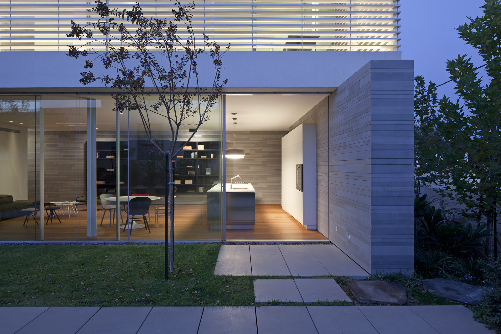 线性之家 | 利用石墙与木“Mashrabiya”打造四维空间-16