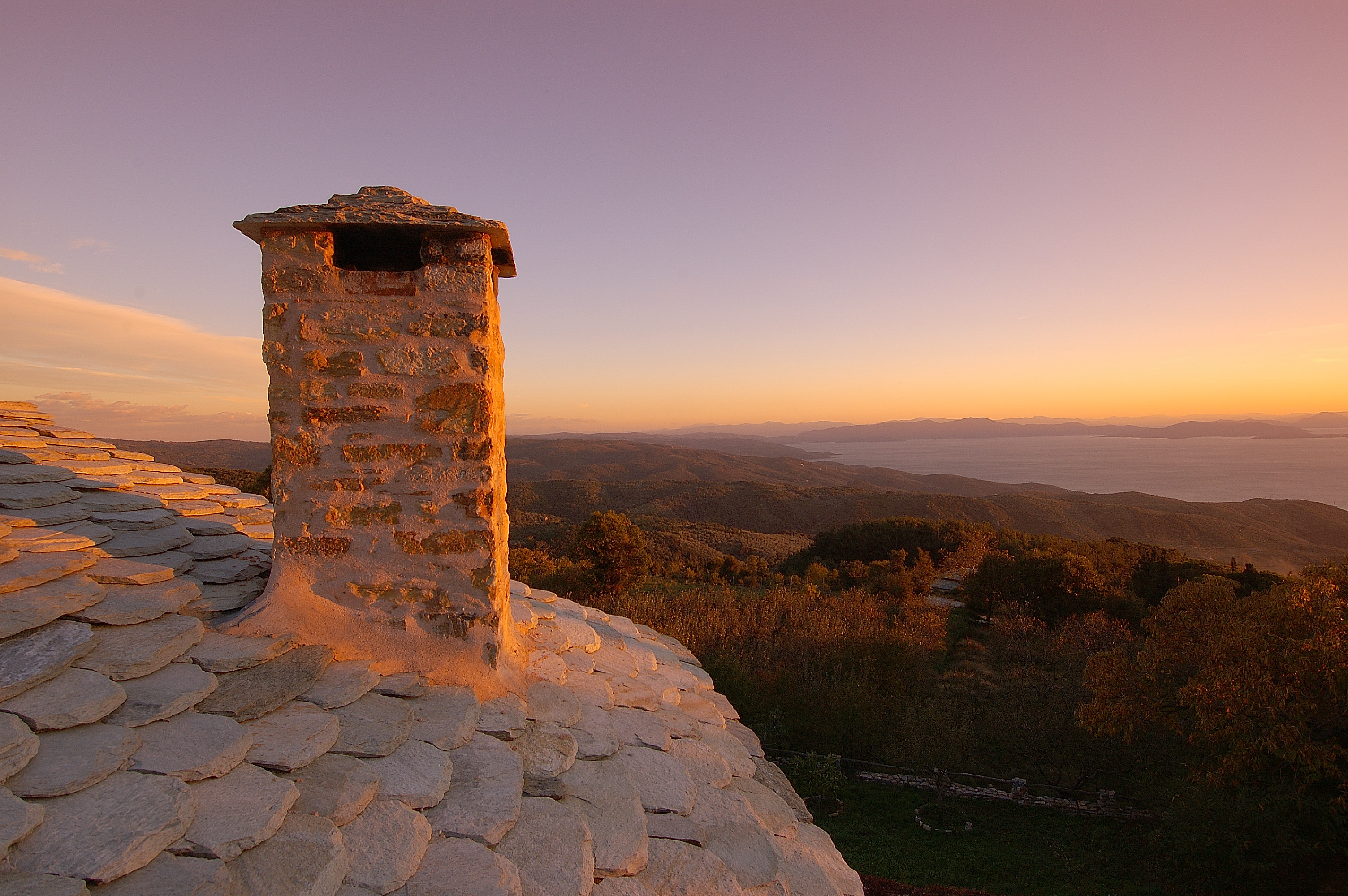Pelion 山间混凝土石屋，融入自然的简约生活-6