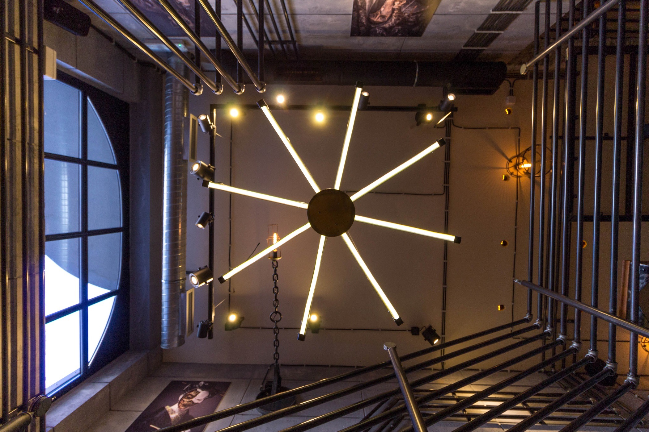 独特工业风,1200 米管道打造的极致酒吧空间-6