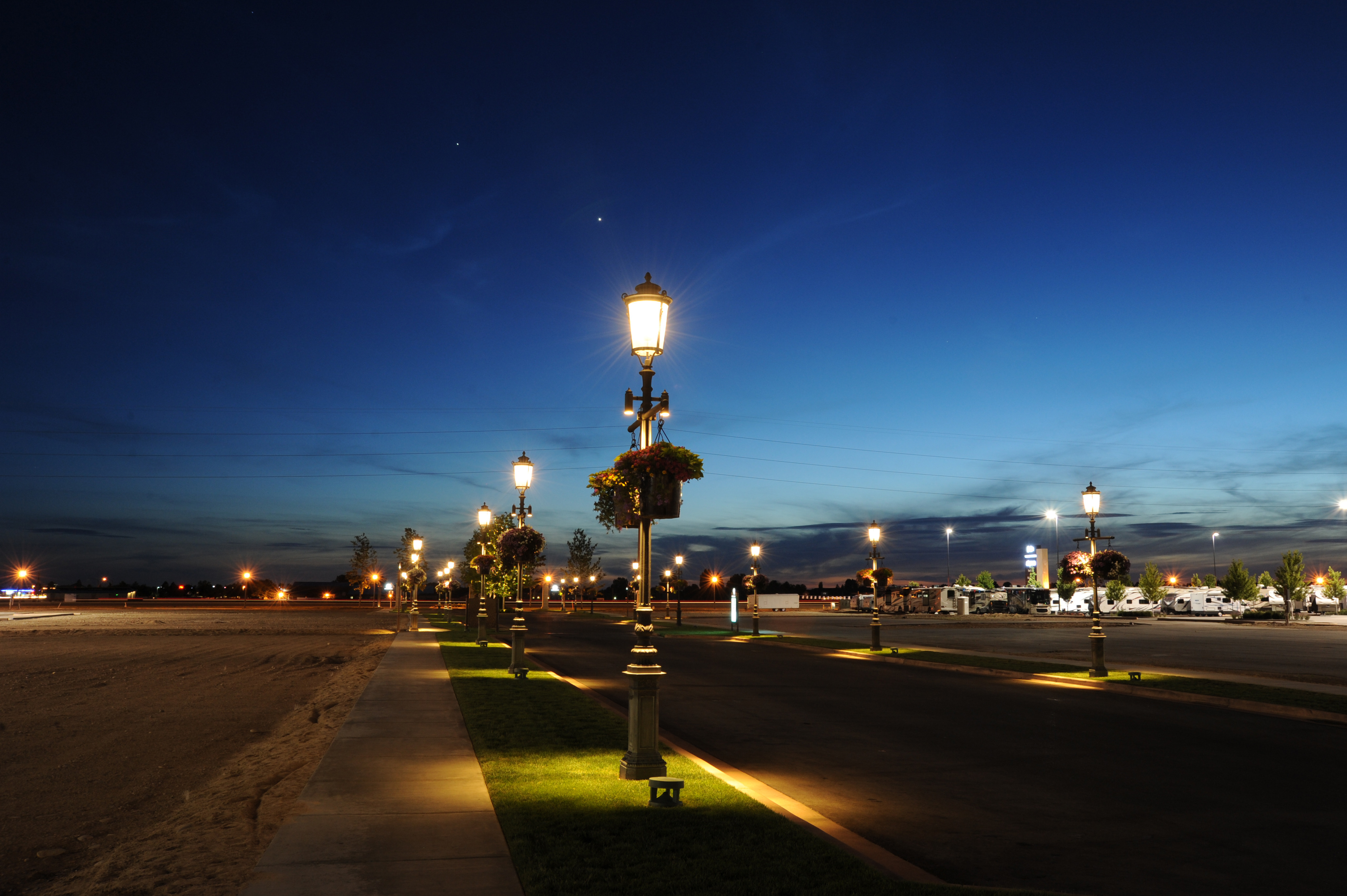 Idaho 商业中心的照明与家具设计-17