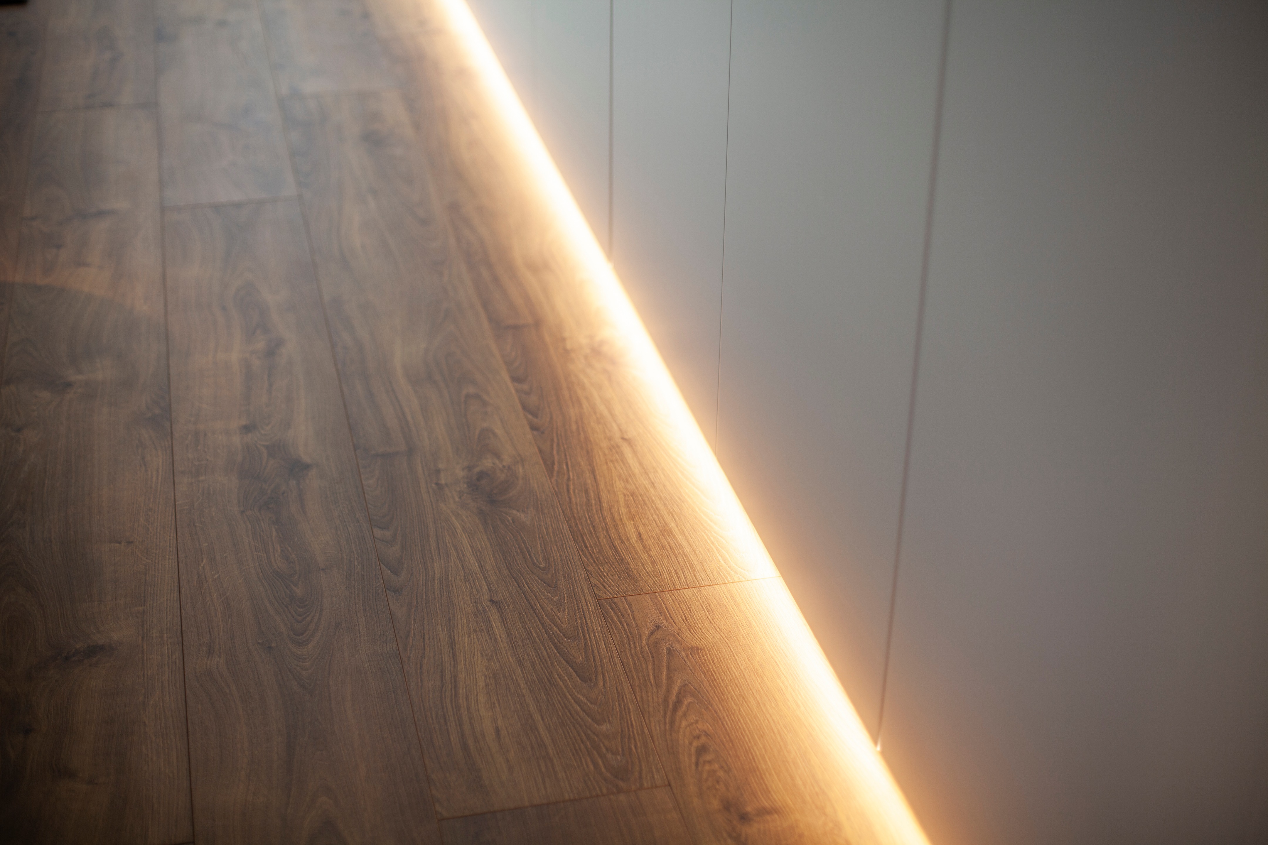 极简风格顶层公寓，温暖木质地板与经典黑白浴室设计-33