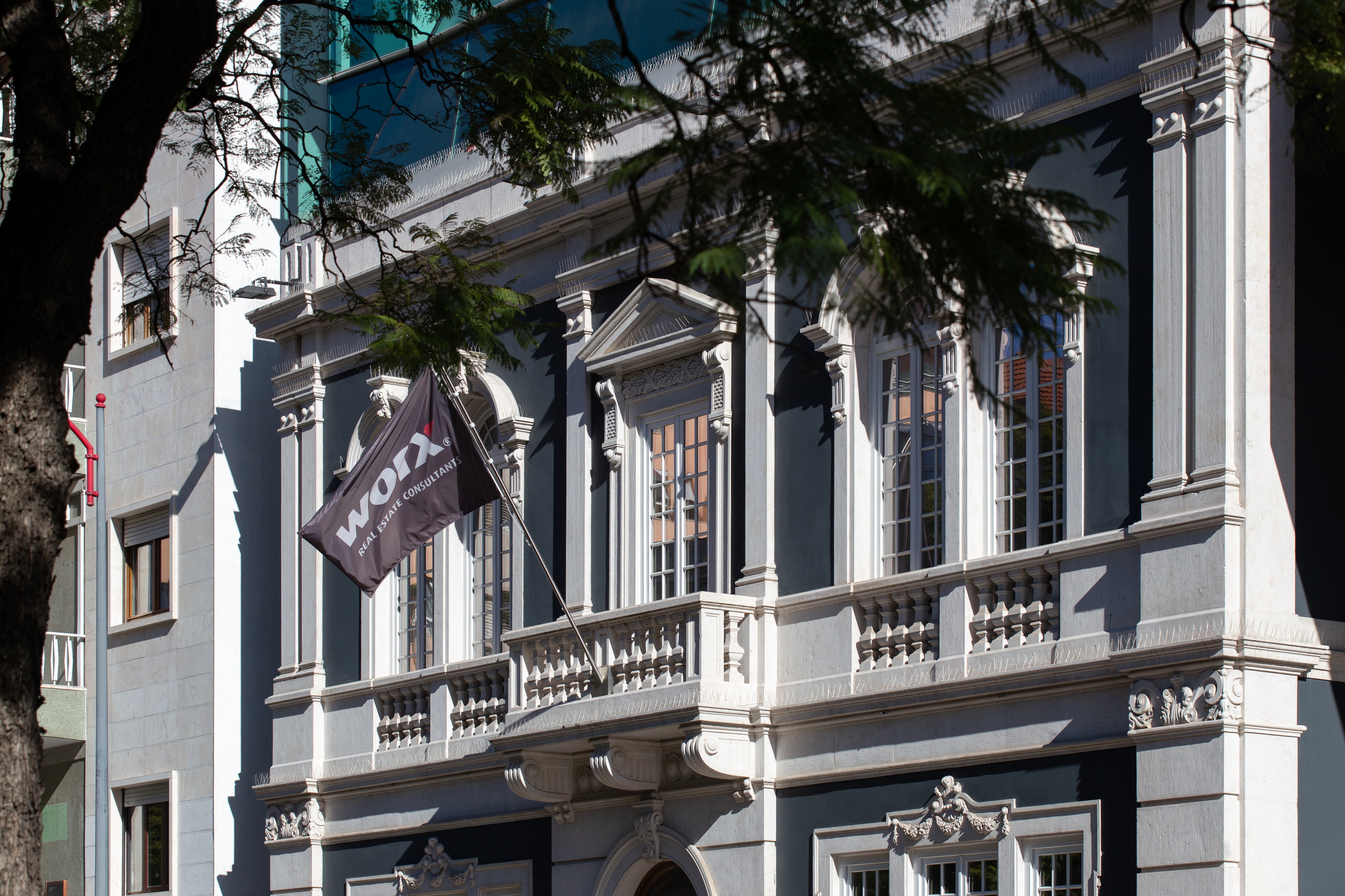 葡萄牙历史建筑翻新，打造艺术气息浓厚的办公空间-6