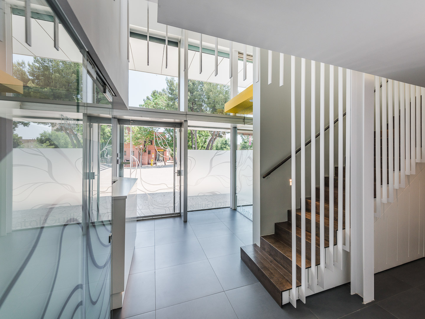 巴塞罗那牙科诊所 · 简约现代的室内设计-0