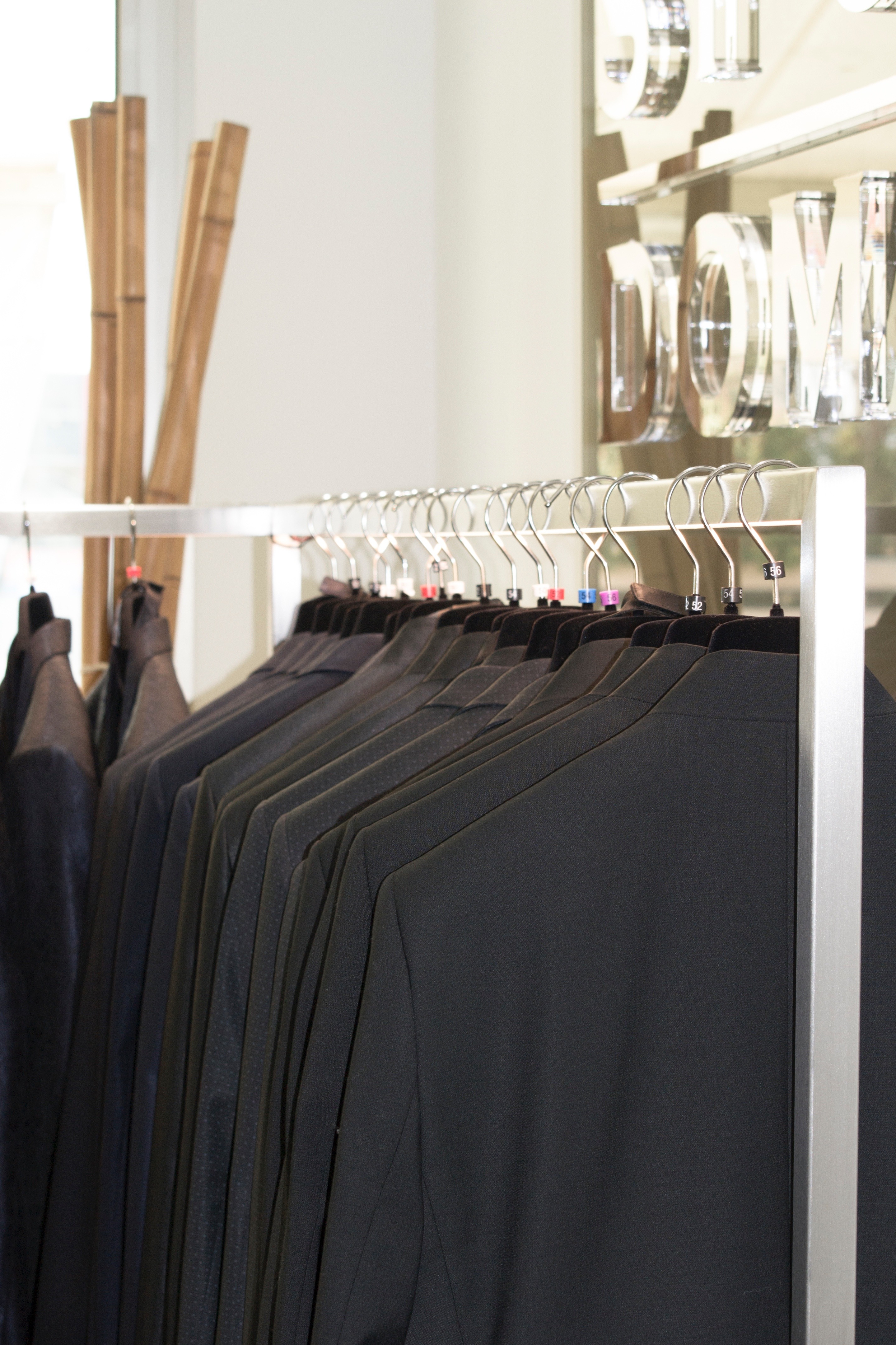 重塑 80 年代住宅底商,打造现代婚庆服饰店-12