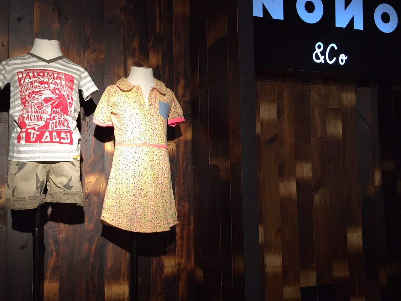 自然色彩的儿童时尚店铺设计-2