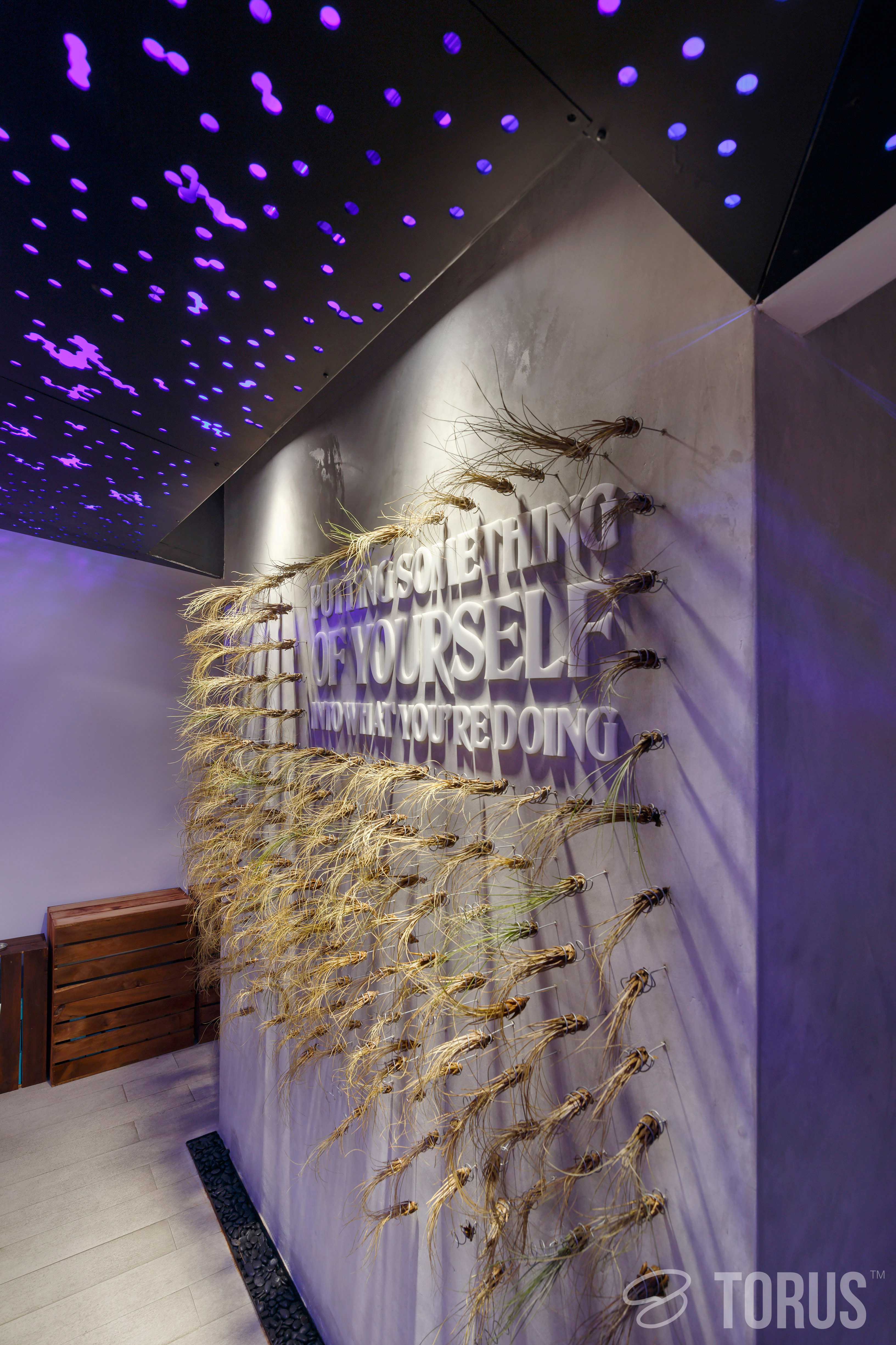 模块化定制家具打造独特零售空间-19