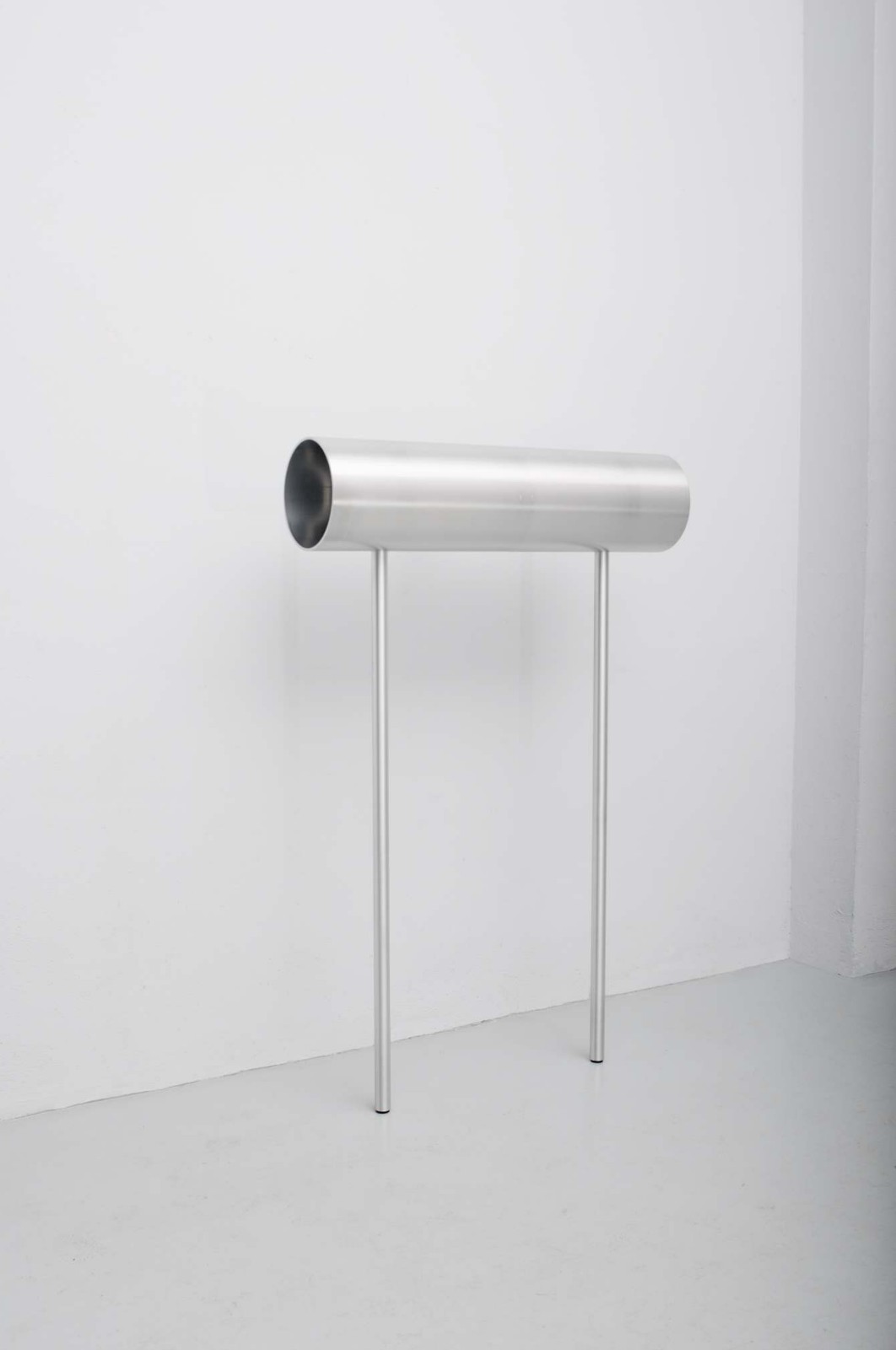 极简风格“隧道”置衣架，无物理紧固件，展现新材料新技术魅力-1