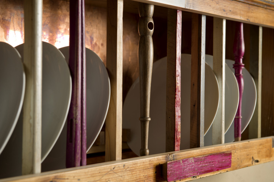 颠覆传统的乡村风格木制餐具柜-13