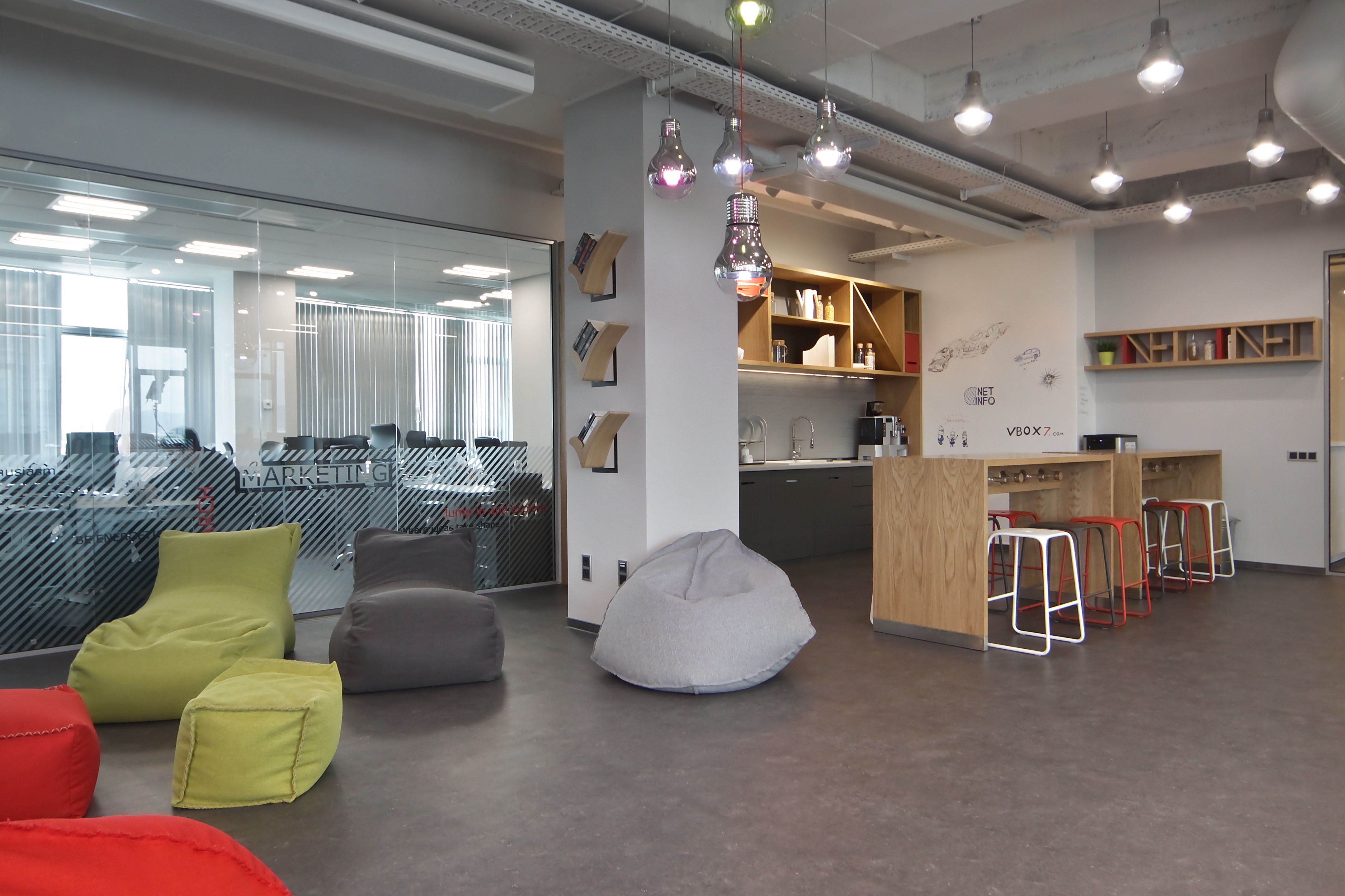 融合科技与复古的现代办公室设计-8