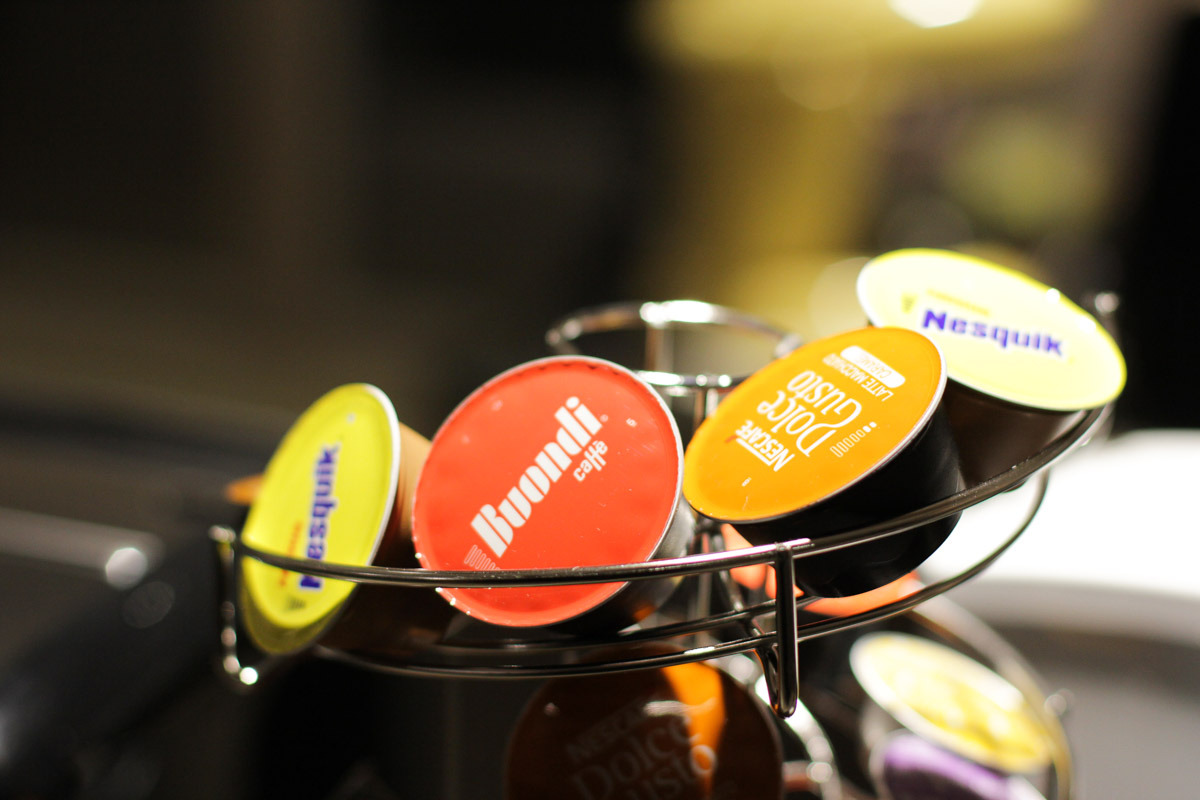 优雅珠宝般的咖啡店设计-23