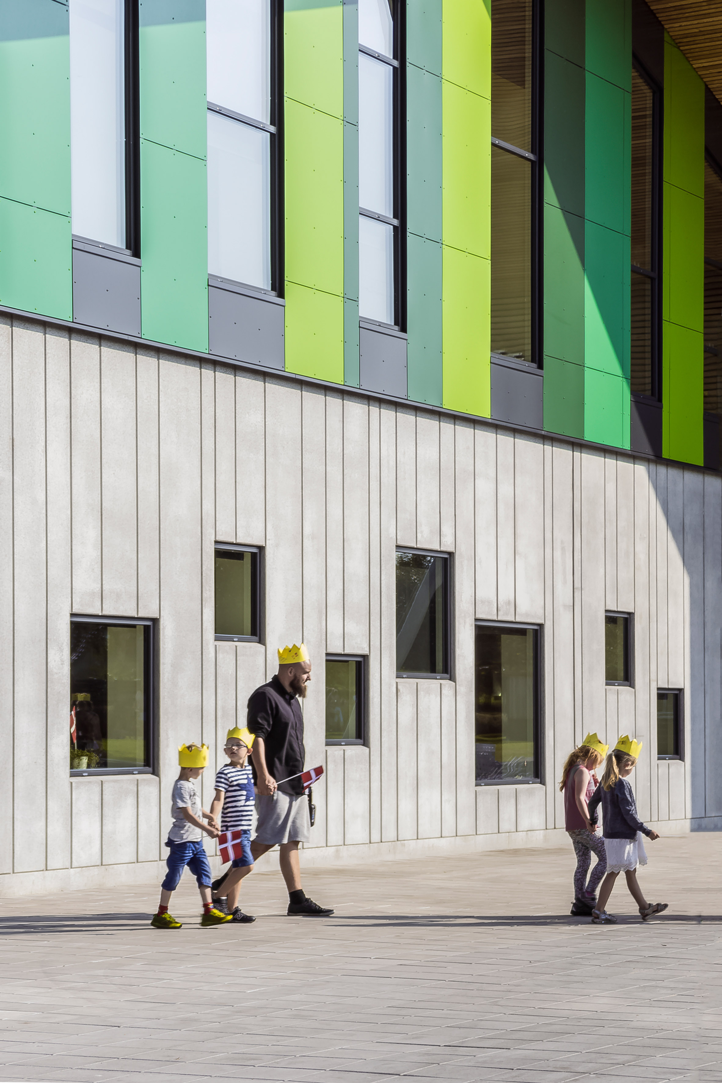 CEBRA 打造丹麦特色学校,锯齿状屋顶与绿色条纹相映成趣-11